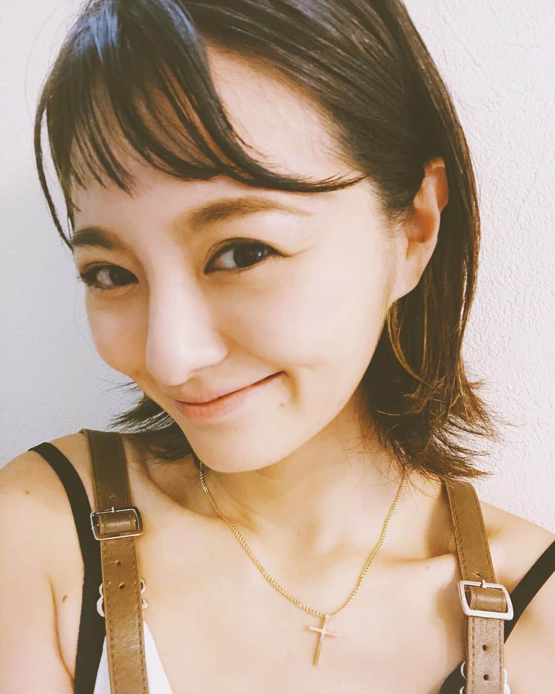 関谷桃子さんのインスタグラム写真 - (関谷桃子Instagram)「ストーリーを見た沢山の方から 黒っ！とツッコミ頂くこの夏のわたしの背中🤣🌞  花が撮ってくれてたシリーズのわたしの背中が、筋肉隆々で逞しすぎる。。笑　でもね、これも母の勲章ってことで、子供と一緒に遊べる夏休みも幸せだってことで。毎日ハッピーなんだと思う🌈  全然関係ないけど、 最近、突然エクボができるようになりました。#30歳夏の記録 #🌻🌻🌻   #ママ #久々の渋谷は変わりすぎていてビックリでした #渋谷 #ミヤシタパーク #渋谷ストリーム #銀座線 #何から何まで #銀座線は東横線から繋がってた時代が一番好き #昔渋谷駅のホームに落ちたことがあります #🤣🤣🤣」8月26日 19時22分 - momomo_s_