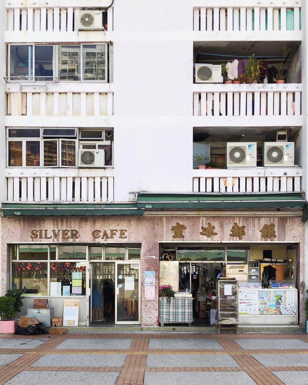 sunday_722のインスタグラム：「＊﻿ ＊﻿ 又必ずここに行きたい﻿ 日本が恋しい香港人がいて﻿ 香港が恋しい日本人も大勢います。﻿ ＊﻿ 団地の谷間の銀都冰室﻿ ☕️🥧﻿ ＊﻿ ＊﻿ ﻿ ﻿ #ShotOniPhone﻿ #capturehongkong﻿ #zolimahongkong﻿ #allabouthongkong﻿ #discoverhongkong﻿ #SPHKCollective﻿ #tv_pointofview﻿ #華富邨﻿ #茶餐廳﻿ #銀都冰室﻿ #awersomehongkong﻿ #samewheremagazine﻿ #jj_mobilephotography﻿ #unlimitedhongkong﻿ #hkig﻿ #reframinghk﻿ #香港中毒﻿ #gominimalmag﻿ #hongkongcafe﻿ #香港カフェ﻿ #waytohk_sunday_722」