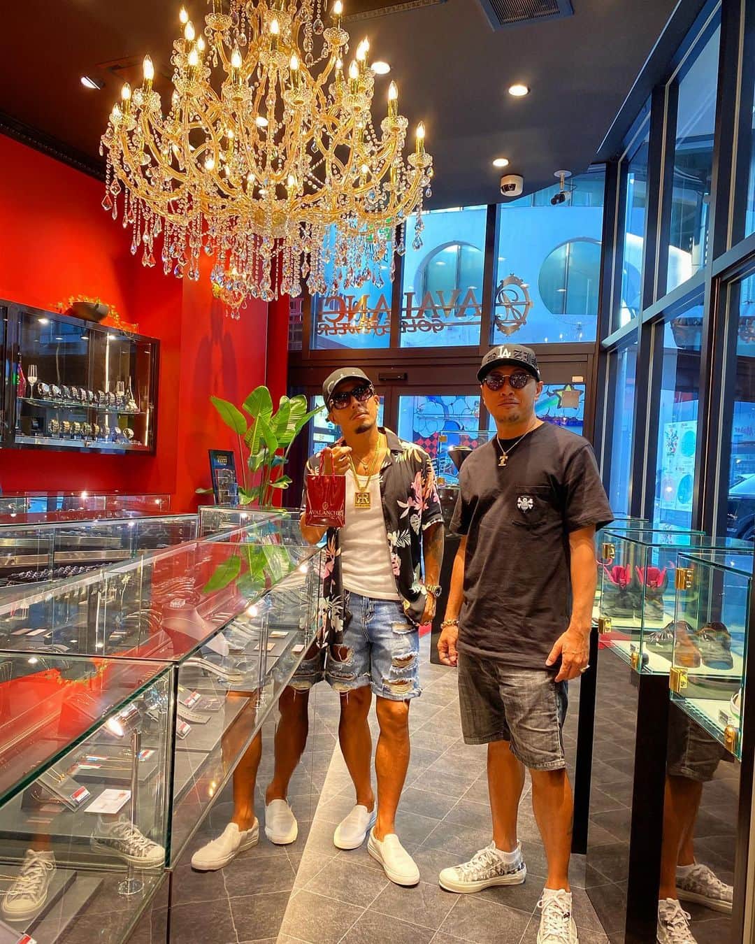 Kayzabroのインスタグラム：「WREP収録後わりにDJ☆GOとアヴァランチでお買い物💸 #avalanchegoldandjewelry #shibuya #tokyo」