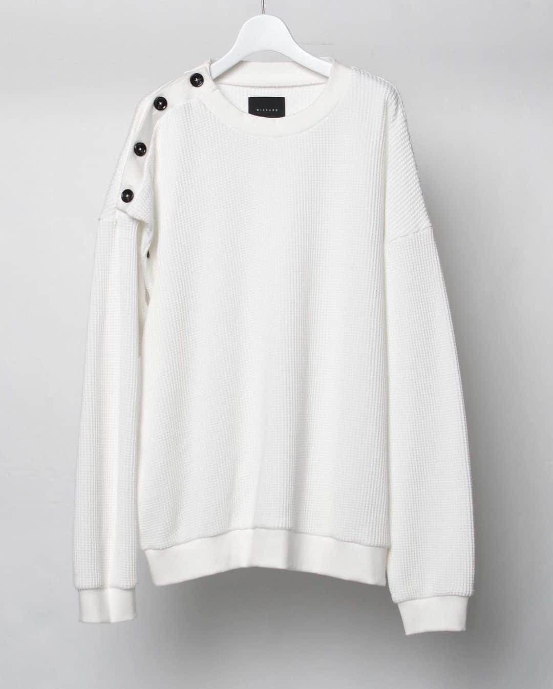 ウィザードのインスタグラム：「2020 FALL WINTER COLLECTION “Metropolis Noise Laboratories"  BUTTON DETAIL WAFFLE  Delivery start.  https://wizzard.stores.jp/  #wizzard_fac  #wizzard  #fashion  #tokyofashion  #streetfashion  #fashionphoto #designersbrand  #domesticbrand  #mensfashion #2020aw  #メンズファッション #ファッションブランド #ウィザード #ワッフルカットソー」