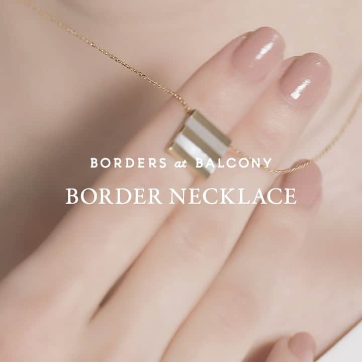 BORDERS at BALCONYのインスタグラム：「RESTOCK✨  ウエダジュエラーとのコラボレーション。 ラグジュアリーとヘルシーさを併せ持つBORDERS NECKLACE。 人気のプレートタイプが再入荷しました！  夏はシンプルなTeeシャツに合わせてカジュアルに☀️ 肌に乗せても、お洋服の上でも、、 イエローゴールドと白蝶貝が上品に輝きます。  シンプルだからこそ、その輝きが上質 さを語ります。  BORDER NECKLACE / 190,000yen +tax」