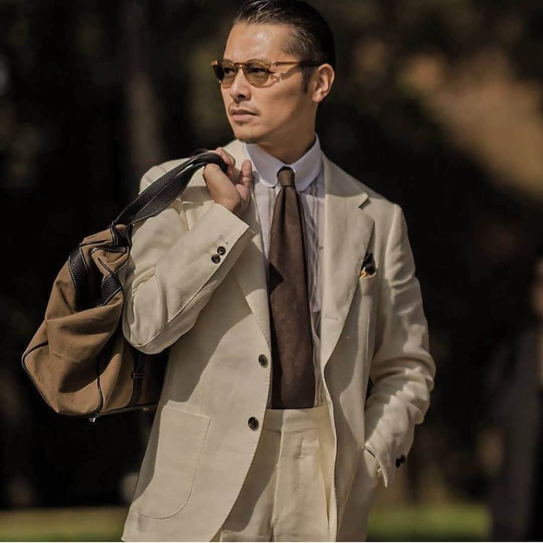 高田朋佳のインスタグラム：「Sunmer suit style... ph by @fabriziodipaoloph   ———————————————————————— #summerstyle #mensstyle #mensstyleguide #menswear #resortstyle  #takadachannel #youtuber #onlyone #newcolonialstyle #jetset #singapore #luxuryresort #colonyclothing #singaporelife #singaporestyle  #lifestyle #fashion #mensfashions #dapper #igfashion #sprezzatura」