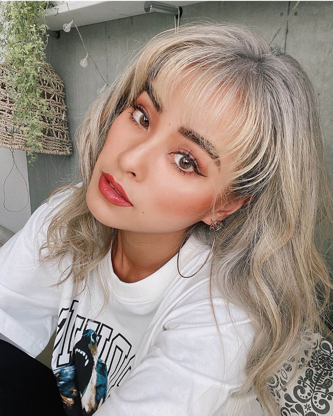 のインスタグラム：「この前のライブで紹介したカラコン🔥 上手く色味を見せられなかったから、写真と日光で再チャレンジ〜！！！ この写真で着用してるのは @refrear_elebelle アッシュグレー☺️ナチュラルハーフアイにしてくれるし保湿力も高いから違和感なくずっとつけられるのが本当に好き🥺 また別の色味も見せようと思ってる🥺❤️ 今回お得なキャンペーンをエレベルさんとコラボさせてもらってて、9/5までやってるのでハイライトにも載せてるカラコンの中にあるURLに飛んでみてね👍🏼🔥 ・ そして今回本当に髪の毛お気に入り💘 #instagood#instadaily#colorcontacts#elebelle#makeup#カラコン」