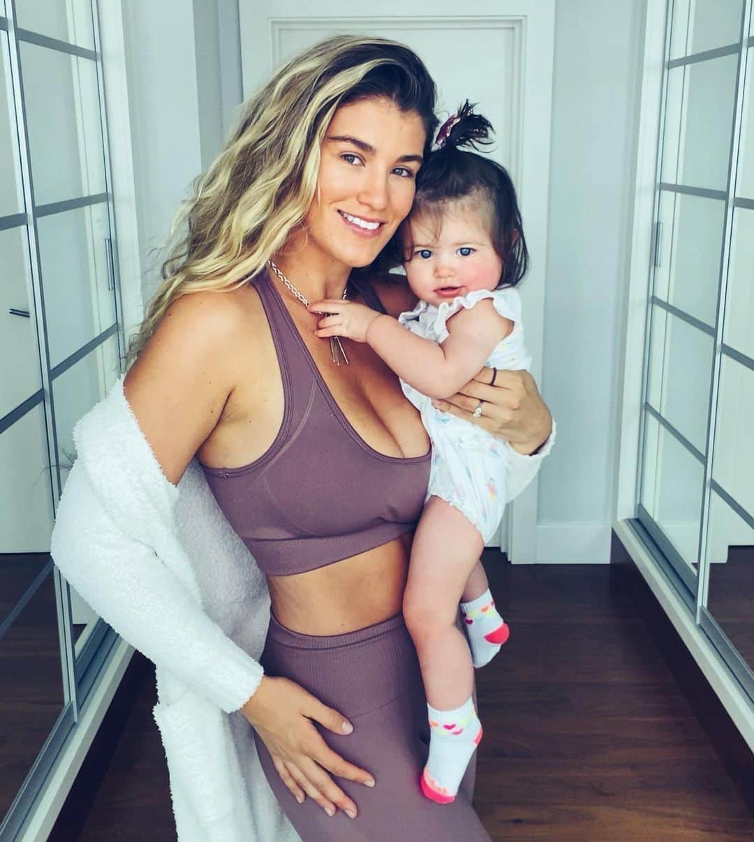 エイミー・ウィラートンのインスタグラム：「Tried to pose on my own this morning but no she’s officially my constant sidekick now 😆 we are just going into the #8monthsold age where she wants to know where I am ALL the time - the most gorgeous but INTENSE experience 😂 #mummysgirl」