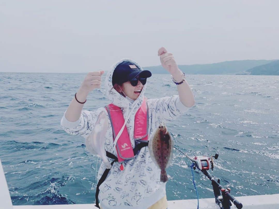 木村文乃さんのインスタグラム写真 - (木村文乃Instagram)「*** たまに釣りもしたり。 甘鯛狙いで行ったら ヒラメが釣れました。  あ、自粛期間に作ったアジの開き 冷凍したまま食べるの忘れてたって 今思い出したなぁ。」8月26日 19時43分 - uminokimura_official
