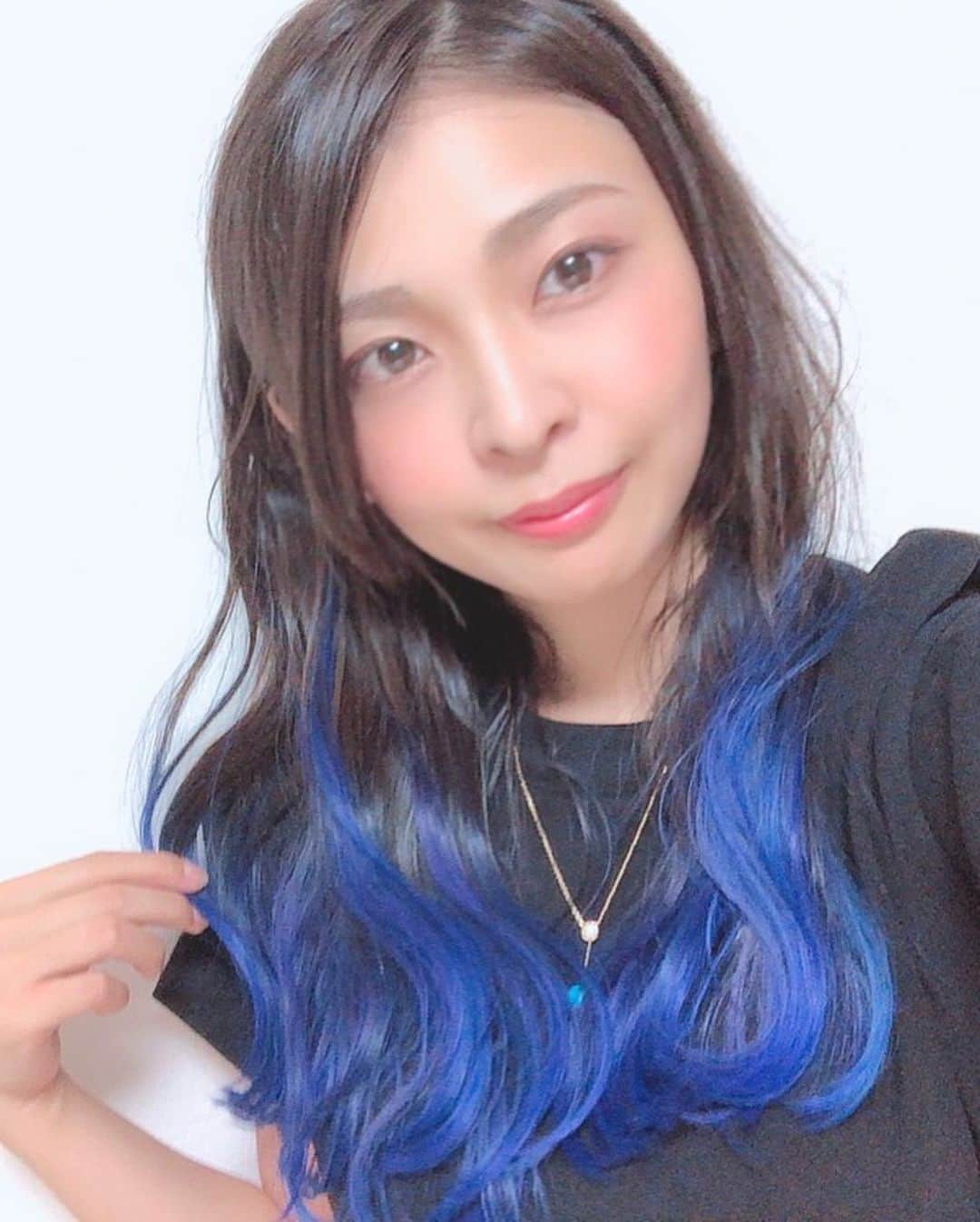 イチサキミキさんのインスタグラム写真 - (イチサキミキInstagram)「💜×💙NEW colour💙×💜 青と紫のmixカラーです🥰 ・ 色落ちしても可愛くなるように濃い目に入れてもらいました〜✨✨ 全体の髪色も少しだけトーンアップしたよ〜🥰！ ・ #髪色 #派手髪 #派手髪女子 #青 #紫 #青と紫 #mix #mixカラー #グラデーション」8月26日 19時40分 - ichisaki_miki