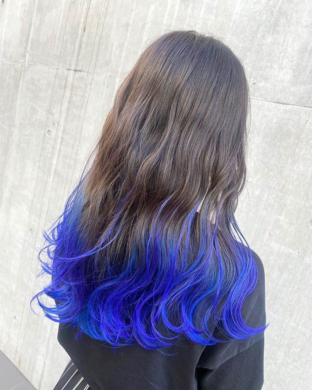 イチサキミキさんのインスタグラム写真 - (イチサキミキInstagram)「💜×💙NEW colour💙×💜 青と紫のmixカラーです🥰 ・ 色落ちしても可愛くなるように濃い目に入れてもらいました〜✨✨ 全体の髪色も少しだけトーンアップしたよ〜🥰！ ・ #髪色 #派手髪 #派手髪女子 #青 #紫 #青と紫 #mix #mixカラー #グラデーション」8月26日 19時40分 - ichisaki_miki