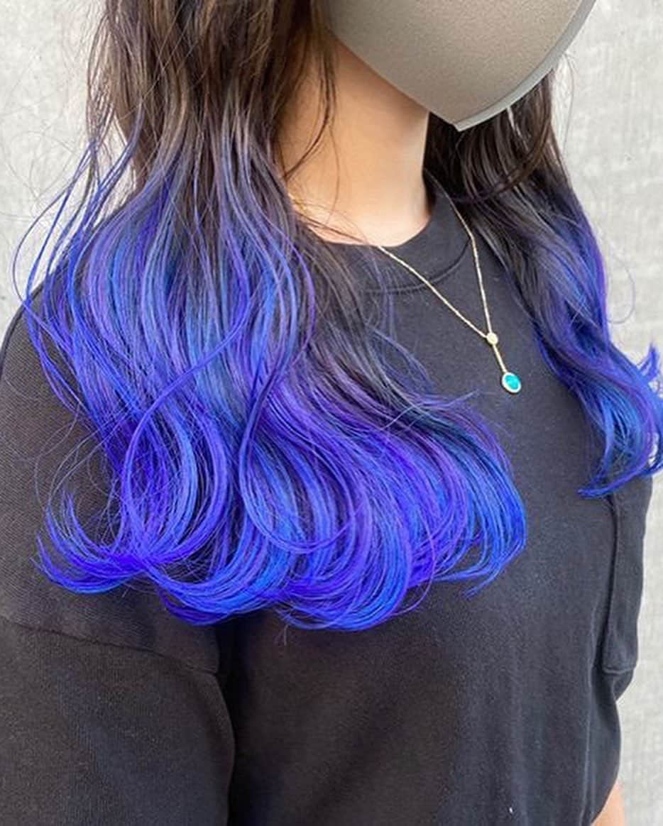 イチサキミキさんのインスタグラム写真 - (イチサキミキInstagram)「💜×💙NEW colour💙×💜 青と紫のmixカラーです🥰 ・ 色落ちしても可愛くなるように濃い目に入れてもらいました〜✨✨ 全体の髪色も少しだけトーンアップしたよ〜🥰！ ・ #髪色 #派手髪 #派手髪女子 #青 #紫 #青と紫 #mix #mixカラー #グラデーション」8月26日 19時40分 - ichisaki_miki