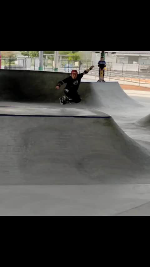 鈴木雅仁のインスタグラム：「自由自在に走れるようになりたい。 練習の継続。  #redbull #redbullicecross #skatepark #レッドブルアイスクロス #アイスホッケー #スケートパーク #スケート #インラインスケート #新横浜スケートパーク #新横浜 #横浜 #エクストリーム」