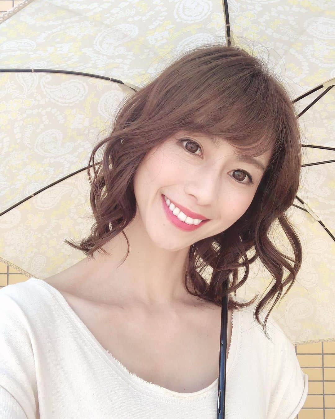 小坂温子さんのインスタグラム写真 - (小坂温子Instagram)「今日も暑かったね🌞💦🌞💦 日傘も欠かせない⛱☀️ #マスク外したのはこの時だけ  #森さんメイク 💓」8月26日 19時49分 - kosaka_atsuko