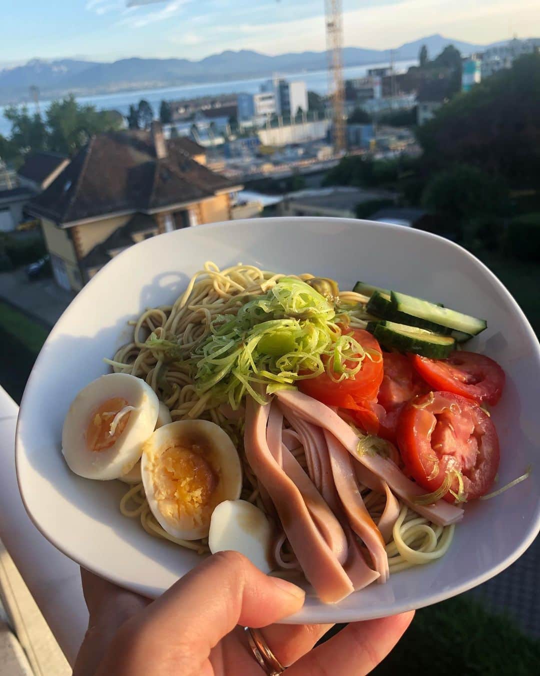 西田有沙のインスタグラム：「日本はまだまだ暑いですか？？スイスはもうピークは過ぎてだんだん涼しくなってきています！なのでこの間慌てて冷やし中華作りました笑 日本の夏を少しでも味わえたなぁ🥺❤️ #冷やし中華　#夏の終わり　#スイス　#海外生活」