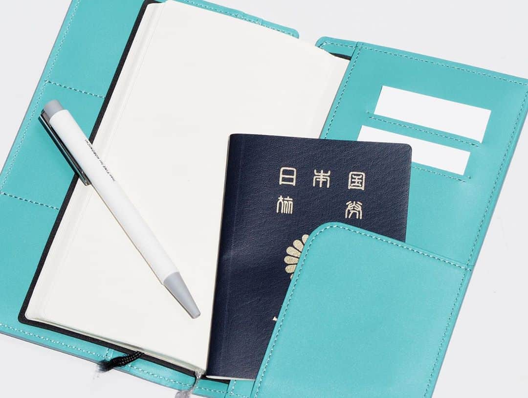B JIRUSHI YOSHIDAさんのインスタグラム写真 - (B JIRUSHI YOSHIDAInstagram)「【Coming soon】 〈ほぼ日手帳×PORTER×B印 YOSHIDA〉 "パスポートカバー" 2020年9月1日11時販売スタート ・ ほぼ日手帳とPORTERとB印 YOSHIDAでいっしょに作った、weeks専用の「パスポートカバー」は、大小さまざまなポケットにパスポートや航空券、カード類をまとめてしまっておくことができる、牛革製の上質なカバーです。 ・ やわらかな牛革のスムースレザーを使用。 手ざわりがしっとりとしていて、日々持ち歩きたくなるような心地よさです。 使っていくうちに光沢はより美しく輝き、革はよりやわらかく、持つ人に馴染んでいきます。 ・ 中央のくぼみはペンフック。ペンのクリップ部分を差して使えます。ちなみに、この「←pen」の文字は糸井重里氏の直筆を素押ししたものです。 ・ COLOR:BLACK,BLUE  ¥14,000+TAX ・ #bjirushiyoshida #B印YOSHIDA #代官山 #daikanyama #TOKYO #BEAMS #ビームス #yoshidakaban #吉田カバン #ポーター  #porter #비지루시요시다 #도쿄 #다이칸야마 #빔스 #빔즈 #포터 #데일리룩 #백팩 #b印yoshidalineup #ほぼ日手帳 #ほぼ日手帳」8月26日 20時01分 - bjirushiyoshida