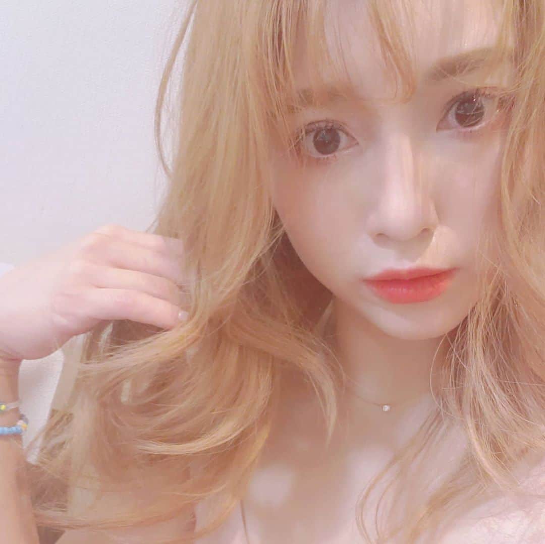 のインスタグラム：「. セットの仕方が わからない。。 たすけてー！！！！笑。 そろそろサロンかしら✂️💇 #hair #hairstyle #hairmake」