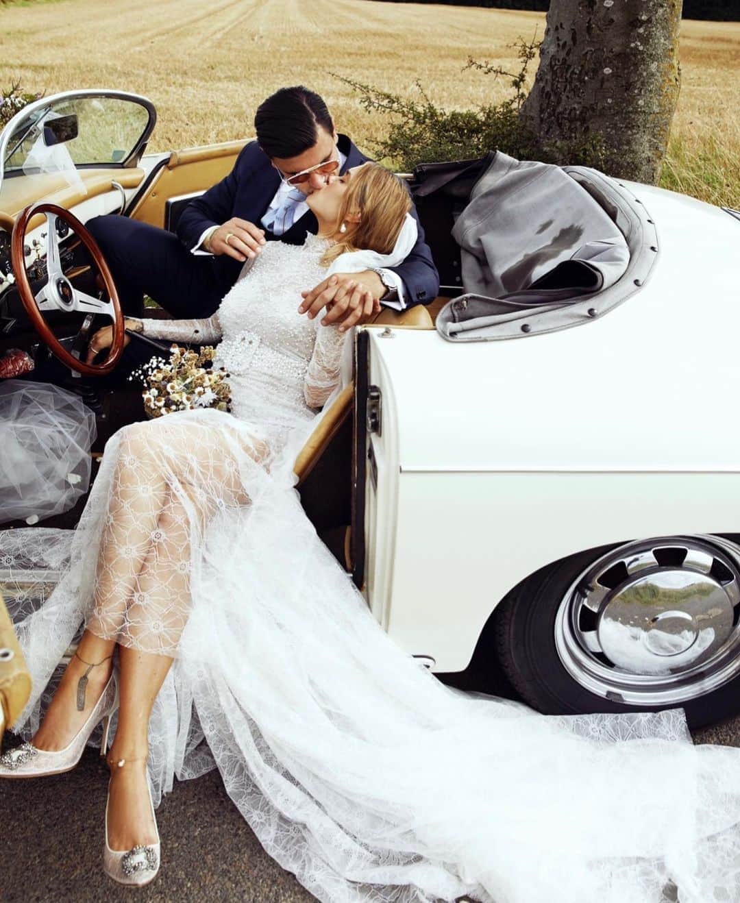 ペニーレ・タイスベックのインスタグラム：「3 years after the most memorable “I DOOOOO” 💍 I’m still TRULY MADLY DEEPLY in love with YOU @lotko 💘💘  I feel so lucky that you want to share your life with me♥️」