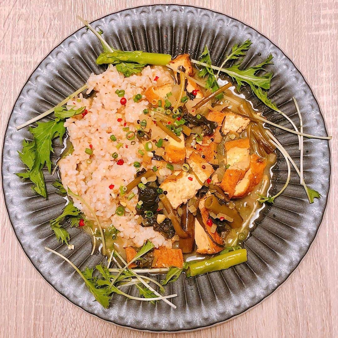松本翔さんのインスタグラム写真 - (松本翔Instagram)「#松本食堂カレー﻿ 『 空芯菜と厚揚げのカレー 』﻿ ﻿ 最近のイチオシ。和風でサラッと食べれて、野菜も多くて、玄米がもちもちで、冷やしても美味しいカレー。何より、お皿の色合いがドンピシャで好き。﻿ ﻿ 👱🏽⚽️﻿」8月26日 19時55分 - matsumotosho444