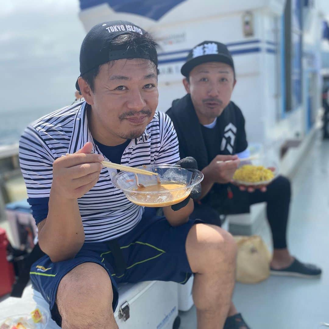 谷田圭（たにけい）さんのインスタグラム写真 - (谷田圭（たにけい）Instagram)「・ ・ ・ ・ ・  🚨🚨🚨🚨🚨🚨🚨🚨🚨🚨🚨🚨🚨🚨🚨 「タチウオジギング×シェンロン釣るまで帰れまてんツアー🐉🐉🐉🐉🐉🐉🐉🐉😆」 🚨🚨🚨🚨🚨🚨🚨🚨🚨🚨🚨🚨🚨🚨🚨 ・ ・ ・ ・ ・ ・ ・ 私のタチウオノルマ👉7本🐉🐉🐉🐉🐉🐉🐉 男性陣タチウオノルマ👉10本🐉🐉🐉🐉🐉🐉🐉🐉🐉🐉 ・ ・ ・ ・ ・ ・ ・ 今回も南三陸・歌津町より「大隆丸」さんにお世話になりました🚢🚢🚢 ・ ・ ・ ・ ・ ・ ・ なんとなんと⚡️⚡️⚡️⚡️⚡️⚡️⚡️⚡️⚡️⚡️⚡️ ドラゴン乱舞しまくりの 大大大 #バクチョー 🐉🐉🐉🐉🐉🐉🐉🐉🐉🐉🐉🐉🐉🐉🐉 ・ ・ ・ ・ ・ ・ ・ フォールにズゴーーーーン⚠️⚠️⚠️⚠️⚠️⚠️⚠️⚠️⚠️ しゃくりにズゴーーーーーン⚠️⚠️⚠️⚠️⚠️⚠️⚠️⚠️⚠️ ズゴーンから👉ズゴーンし続け、忙しすぎて後半まで釣り中の写真ナシ‼️😂‼️🤳 ・ ・ ・ ・ ・ ・ ・ ノルマの7本どころか、倍の14タチウオ ❤️😍😍😍😍😍😍😍😍😍😍😍😍❤️ 4人で65本‼️‼️‼️‼️‼️‼️(OvO)✨✨✨✨✨✨✨✨ 早上がりでした✨✨✨✨ ・ ・ ・ ・ ・ ・ F7シェンロン様は召喚出来なかったけと、 F6までは出たので、かなり近づいたっっっっっっっ👏👏👏👏👏👏👏👏👏👏👏👏 ・ ・ ・ ・ ・ ジギング初心者の私ですが、 船長はじめ 同船したみんなに色んな事を教えて貰って 最高な1日になりました ✨✨✨✨✨✨✨✨✨✨✨ ・ ・ ・ ・ ・ ・ 帰りの車内で🚘🔻 @anglerkiyoshi  「タチウオ楽しかったなぁ〜」 @angler_makoto  「タチウオ楽しかったっすね〜」 @tanikei.fishing  「タチウオ楽しかったです」 ・ ・ ・ ・ ・ 楽しさの余韻に浸りまくり、 帰宅後にまたタチウオのアタリを思い出して、もうすぐにでもアワセたい← ・ ・ ・ ・ ・ ・ ・ 依存性やばし🤤❤️🐉🐉🐉🐉🐉🐉🐉🐉🐉🐉🐉🐉🐉 ・ ・ ・ ・ ・ ・ ・ ・ #タチウオ #タチウオジギング #ジギング #ジグ #fishing #seb #オフショア #東北 #宮城 #南三陸 #歌津 #釣り船 #大隆丸 #ドラゴン乱舞」8月26日 19時58分 - tanikei.fishing