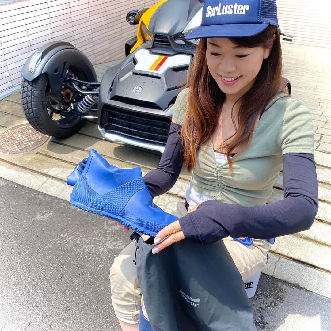 木村亜美さんのインスタグラム写真 - (木村亜美Instagram)「いま発売中の"#単車倶楽部 vol.33(2020.10月号)"にて！ 🧼シュアラスター #カーウォッシュブーツ🚿✨ご紹介しております❣️ 用途は洗車だけに留まらない！？便利な長靴です🤍 連載コラム【きむらあみの今日の逸品】 是非みってねー📕✨(*•ω•*人)  #シュアラスター 💙 #造形社 @tansha_club @zokeisha.publishing @surlusterinsta 🧼 . . . #木村亜美 #洗車 #カーウォッシュ #洗車好きな人と繋がりたい #洗車グッズ #洗車用品 #洗車日和 #洗車好き #洗車が趣味 #洗車好きと繋がりたい #バイク雑誌 #カンナムライカー #ライカー #トライク #canamryker #brpcanam #ryker900 #ライカーラリー #rykerrally #surluster #トライク女子 #トライク好きと繋がりたい #trikelife #trikegirl #trikes #trikeride」8月26日 19時59分 - ami_kimura0327