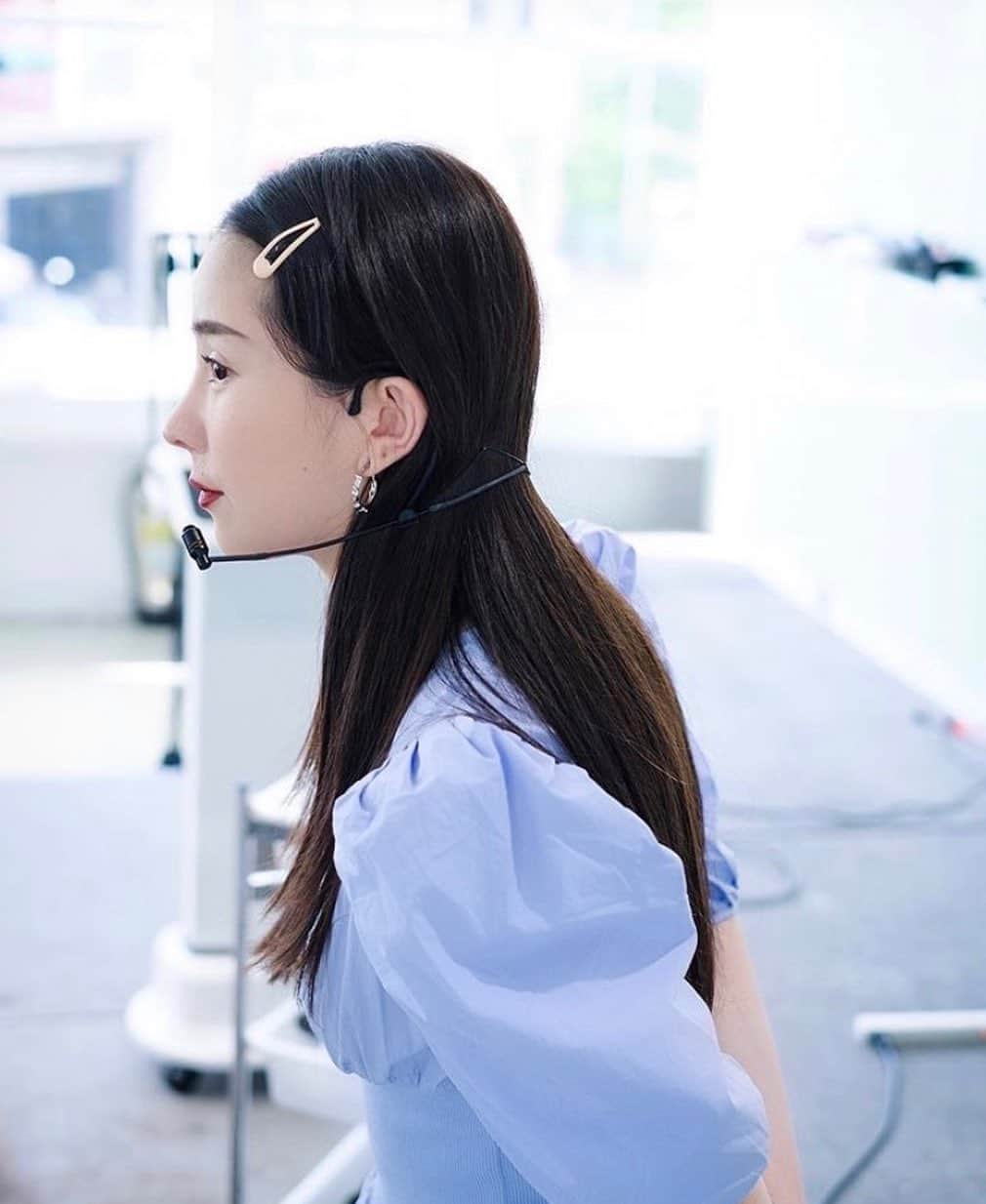 Abby Chenのインスタグラム：「身為美髮教育者這個行業有著很多前輩讓我學習尊敬著，而如今我也算是這個時期教育行業裡的前輩，我想用我的經驗分享給大家一些觀念。 在這個網路爆炸時代裡你有流量有技能就能開課成為老師，那麼我希望你們可以自省一下何謂「老師」，你們身為教育者的出發點和心態是什麼？ 既然你們稱作為「老師」就更加需要回歸於自身檢視，一個老師的價值，應該是如何投入靈魂生命在學生身上，也在於如何帶領學生打開更多的眼界與價值觀，更重要的是如何以自身人品人格爲榜樣受人尊敬與效仿！ 不要隨隨便便用輕率態度與藐視了身為教育者的價值存在，同為教育者除了學生以外也必須敬重且謙虛對待同為教育者的其他行業人。 大家是互相交流學習扶持，不要惡性競爭、心機比較甚至惡意竊取他人技術價值，不要成為行業不好榜樣影響產業價值。 尊重每位老師的價值存在，互相交流分享沒有關係，只要是正當情況甚至彼此溝通良好的仿效扶持成長也是很棒的，但不要用不正當手段獲取不屬於自己的東西，因為放在自己身上也是多餘！ 我今天說話說的有點重，是因為很多行業晚輩們跟我溝通很多他們所遇到的情況，而我想我有責任用自己的立場教育大家給與正確觀念和方向。 如果你們也身為「老師」，請好好檢視自己是否有作為師的價值和原則觀念，從自身人品道德做起，你才能真正受人尊敬，不要帶給下一代不良風向，維護產業發展價值你我都有責任！🙏❤️🙇‍♀️」