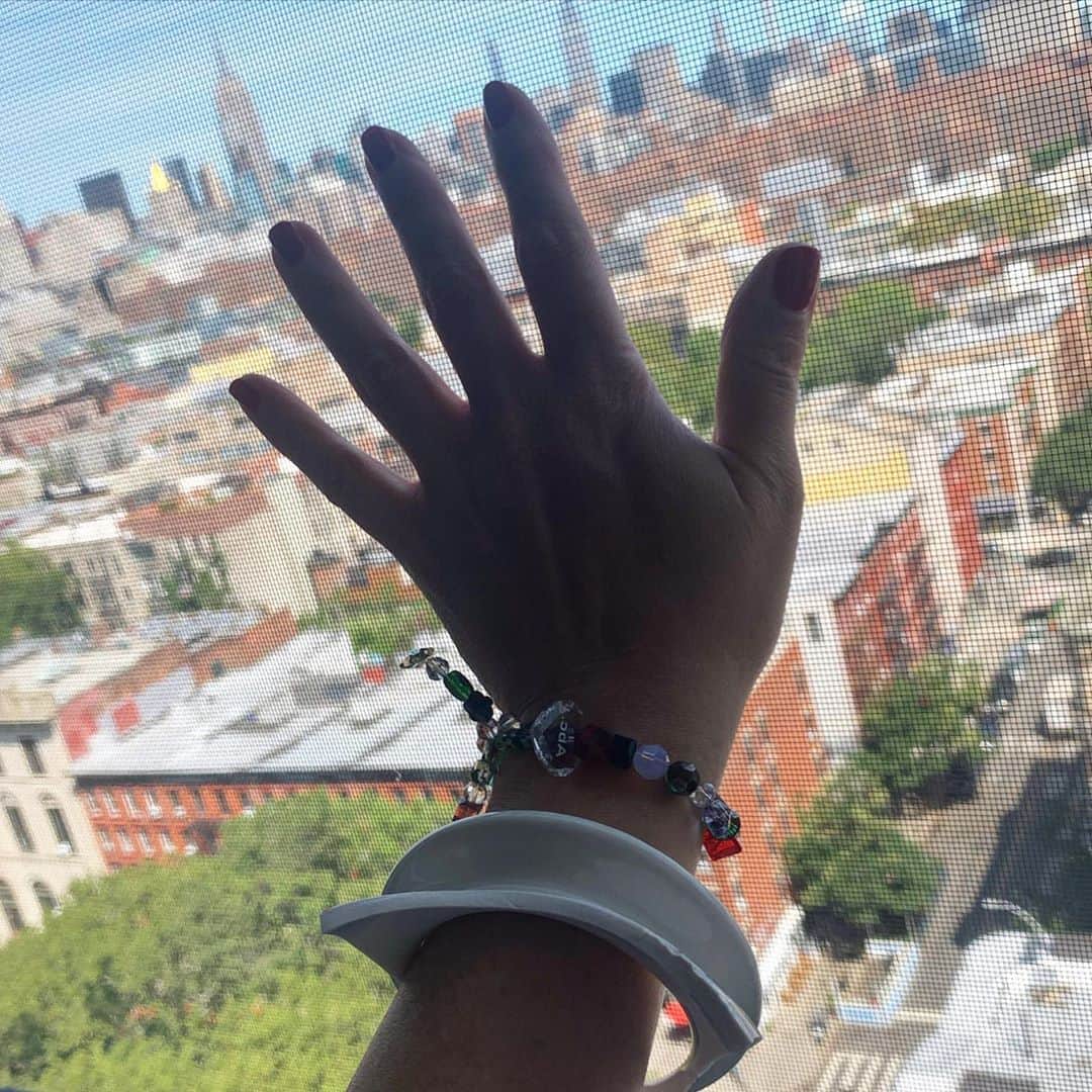 オランピアルタンさんのインスタグラム写真 - (オランピアルタンInstagram)「My trendy DIY bracelets 🖐🏼 (remnants of a @supremenewyork vase + @advisoryboardcrystals swarovskis ✨c/o @sarahandelman 💙)」8月27日 1時26分 - olympialetan