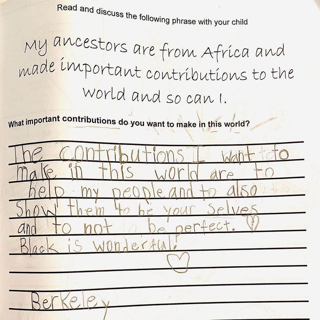 ロックモンド・ダンバーのインスタグラム：「Posted @withregram • @mrs_maya_dunbar I'll never forget when Berkeley started Kindergarten last year-- I signed up to be a room mom volunteer every Tuesday. Around the 3rd week, on my day to come to class, I was looking at the children's artwork displayed around the classroom. I stopped in front of Berkeley's work and my heart sank. The little girl in her photo was colored white with blonde hair. Later that day, at home Rock and I asked Berkeley why she chose to color the girl that way. And she innocently shrugged her shoulders and said, 'I don't know. Everyone else's looked like this.' Now, mind you this is 1) a class that only had 2 blondes and a handful of brown kids and 2) coming from a 5 yr old that has never watched Frozen/white disney princess stuff or had white dolls. (because we are very aware of the importance in instilling self love in her & supplying an environment rich with things that reflect what she looks like. Considering this is a country that doesn't find value in black beauty) Rock and I, with love of course, talked to her about the importance of depicting her art in a way that honors her own aesthetic. Regardless of what is happening around her. Some parents may read this and think: what's the big deal? or, we don't harp on race in our house. That's fine if you're white. But for black & brown children, it's not OK. This is the subtle start of self hate. Planting seeds of inferiority and finding fault in our blackness while finding value in that which is white and 'right'. So a year later, as we embark on our homeschool journey, the pure joy I feel when I see the natural inclination in Berkeley to love blackness, to have pride in her culture, her ancestors and her history. To always search out ways to celebrate the beauty that is in her skin and the rhythm of the blood that flows through her veins...words cannot properly explain my own happiness watching her grow into a strong, intelligent, proud black girl. Unapologetic in her love for her people. Embracing the responsibility that comes with the Gift of brown skin.  PRO-BLACK is not anti-white! Teach these babies to honor who they are. ALL of themselves. Including this beautiful melanin. #bl」