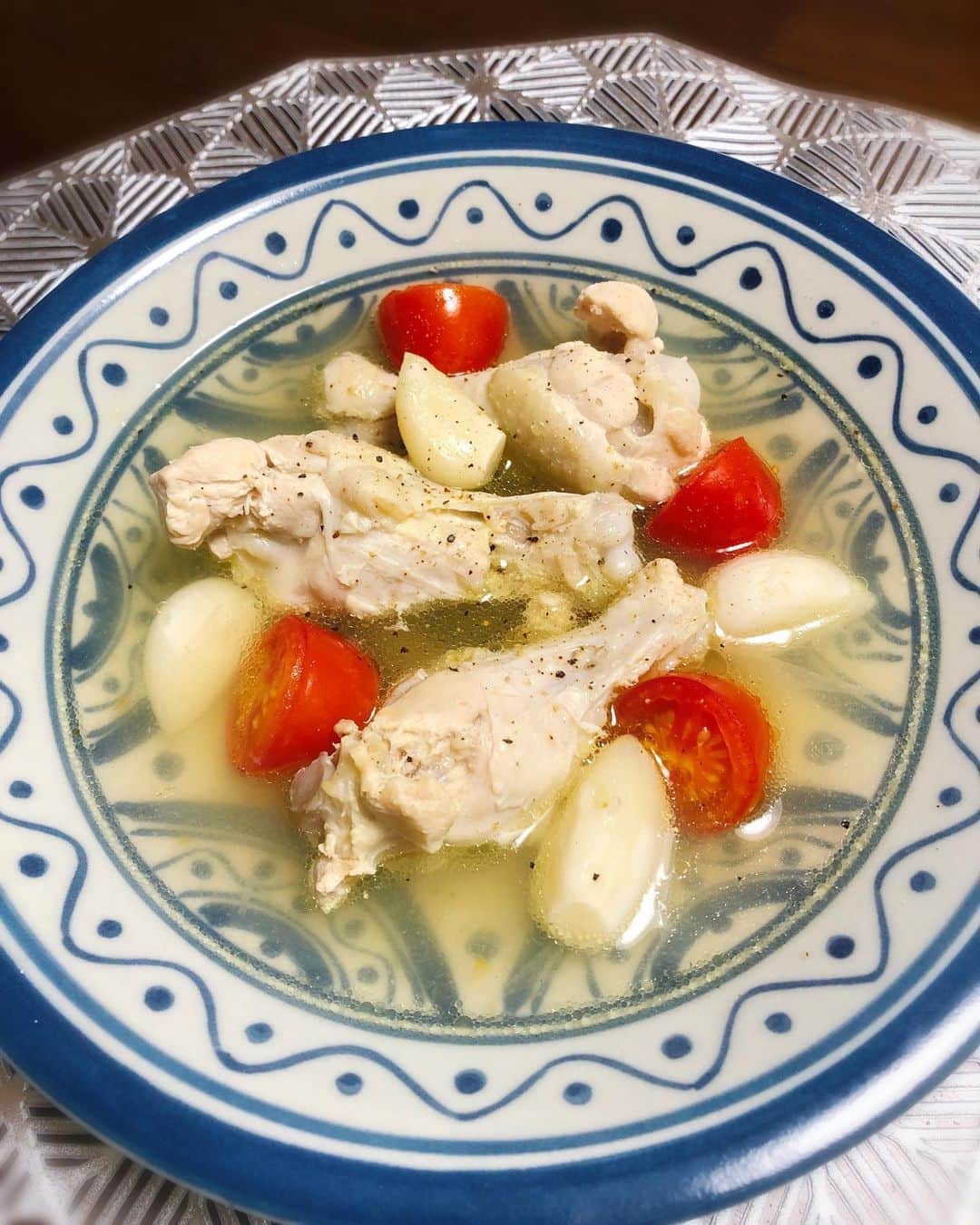 のインスタグラム：「#おうちごはん #よるごはん #よるごはん記録  今夜は鶏肉とニンニクごろごろスープと 茄子とズッキーニのグリル。 ...このスープ！！ ...うんまい！！！ 鰹出汁(私は出汁パック使用)に鶏手羽元と皮をぺりぺり剥いたニンニクを迷わず 1個分入れてコトコト煮るだけっ。 手羽元がホロホロになったら半分に切ったプチトマトを入れて塩で味を整える。それだけでまぁ素敵。滋味溢れるスープが出来上がり😆 夏バテとコロナで しんなりしなしなの体と心に染み入ります♨️ 延々飲んでられるわ、このスープ(塩分過多⚠️) あ！風邪の時にも良さそうっ。 そういう時は、手羽元とニンニクを取り出して雑炊とか煮込み饂飩にしよー。 うへうへ。 #スープレシピ #スープ」