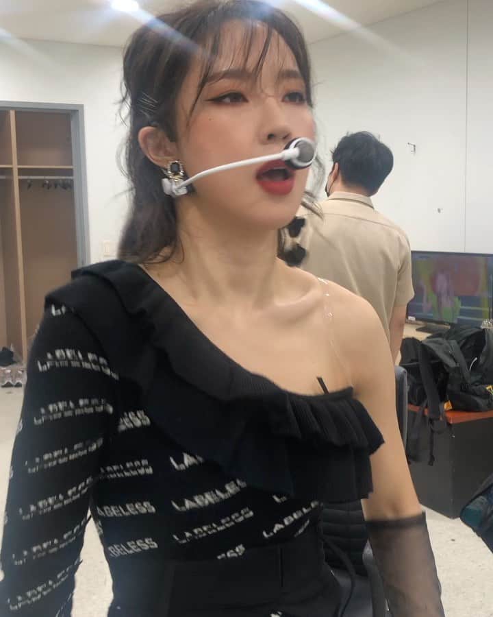 チョン・ジユンのインスタグラム：「도배 지송 1. 무대오르기 오분전 2. 사진이제 잘찍어볼ㄹ까? 3. ?」
