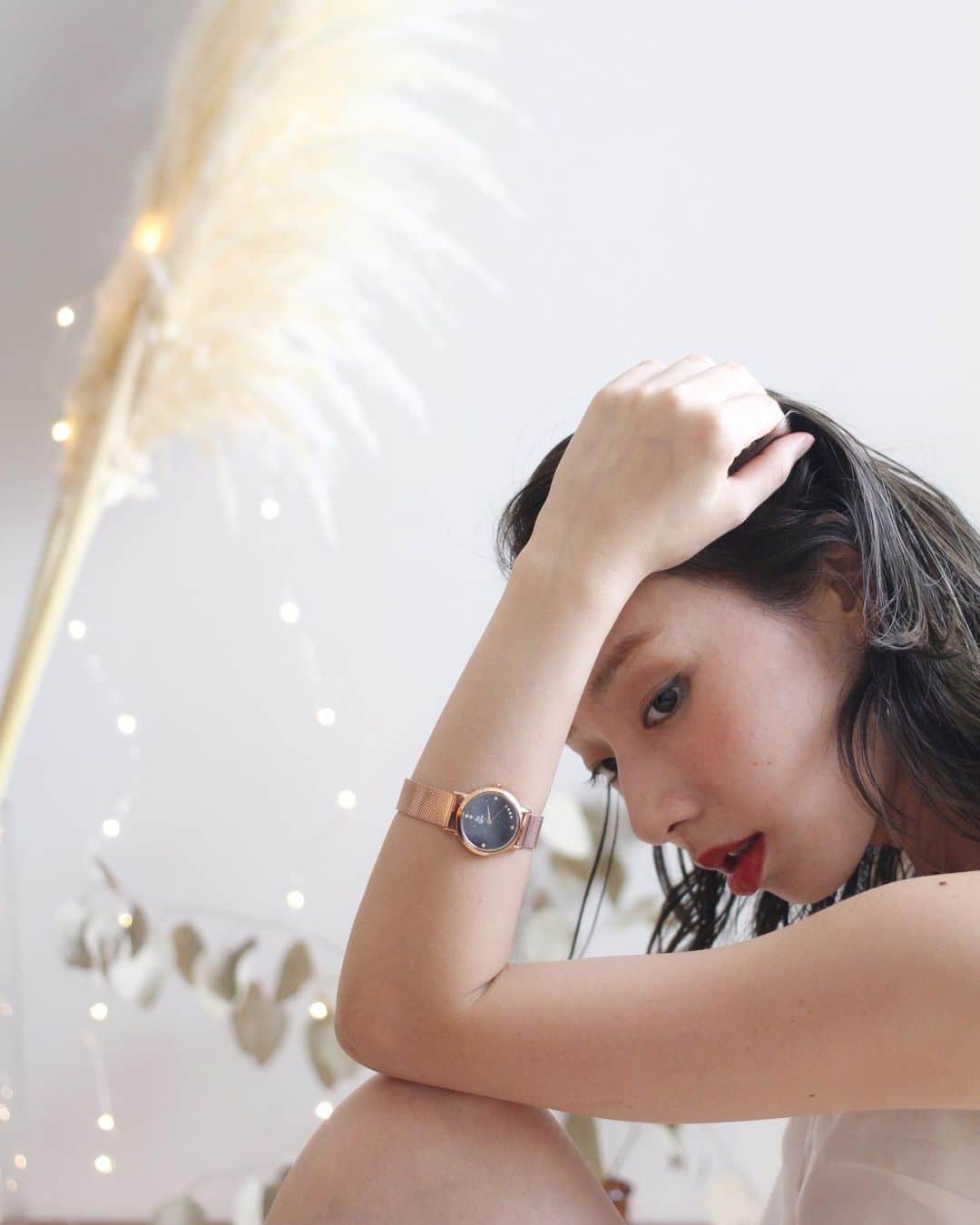 sayoko_betseyのインスタグラム：「new in⌚️﻿ ﻿ ﻿ Lia Kulea @liakulea_japan 様から✨﻿ Hawaiiの星空にインスパイアされた腕時計🌌﻿ ﻿ ブランド名 Lia Kulea(リアクレア)には﻿ この腕時計を持つ人に幸せになってほしいという願いが込められてるんだって😌﻿ コンセプトも素敵で贈り物にもピッタリだね✨﻿ ﻿ 私が選んだモデルは Laule'a L08﻿ ﻿ 私シンプルな洋服が多いからアクセサリーみたいな腕時計が嬉しい﻿ ﻿ ハワイを想って、つい時計眺めちゃうね﻿ （´-`）.｡oO🐚🌌﻿ ﻿ ﻿ ﻿ 専用割引クーポンも発行されたので、﻿ ご自由にお使い下さい♡ ﻿ ﻿ ※1年間有効﻿ 10%OFF クーポン⏩  sayokhr﻿ ﻿ #リアクレア #時計 #腕時計 #liakulea #ハワイ#手元倶楽部 #hawaii #ootd #fashionblogger #ピンクゴールド #夏コーデ #星空」