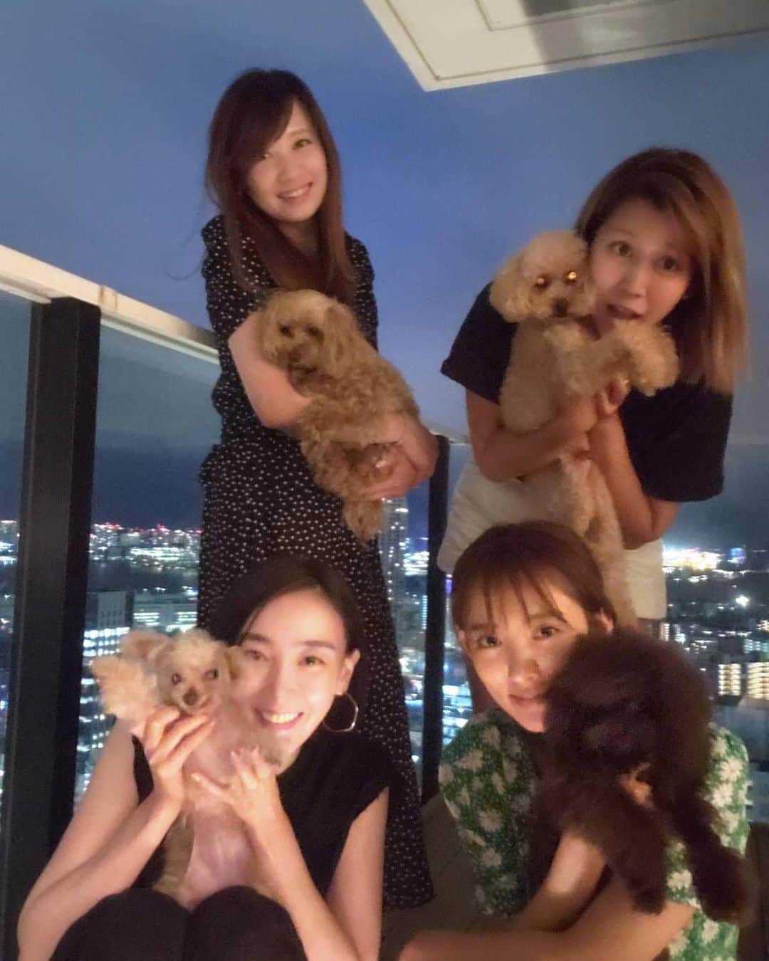 渡辺舞のインスタグラム：「我が家で友達とbbq🍖 暑いかと思いきや夜は最近涼しくなってきて快適でした🥰 チュモッパブという韓国おにぎりを用意したんだけど、すごーくおいしかった！お酒に合うおにぎり。たくあん、とびっこ、韓国海苔、ごま油、塩少しを混ぜて一口に丸めるだけ。とびっこってほんといい仕事する🥺👏 今年は夏らしいこと何もできてないし旅行もどこも行けないけど…夏の思い出がひとつできてよかった👏」