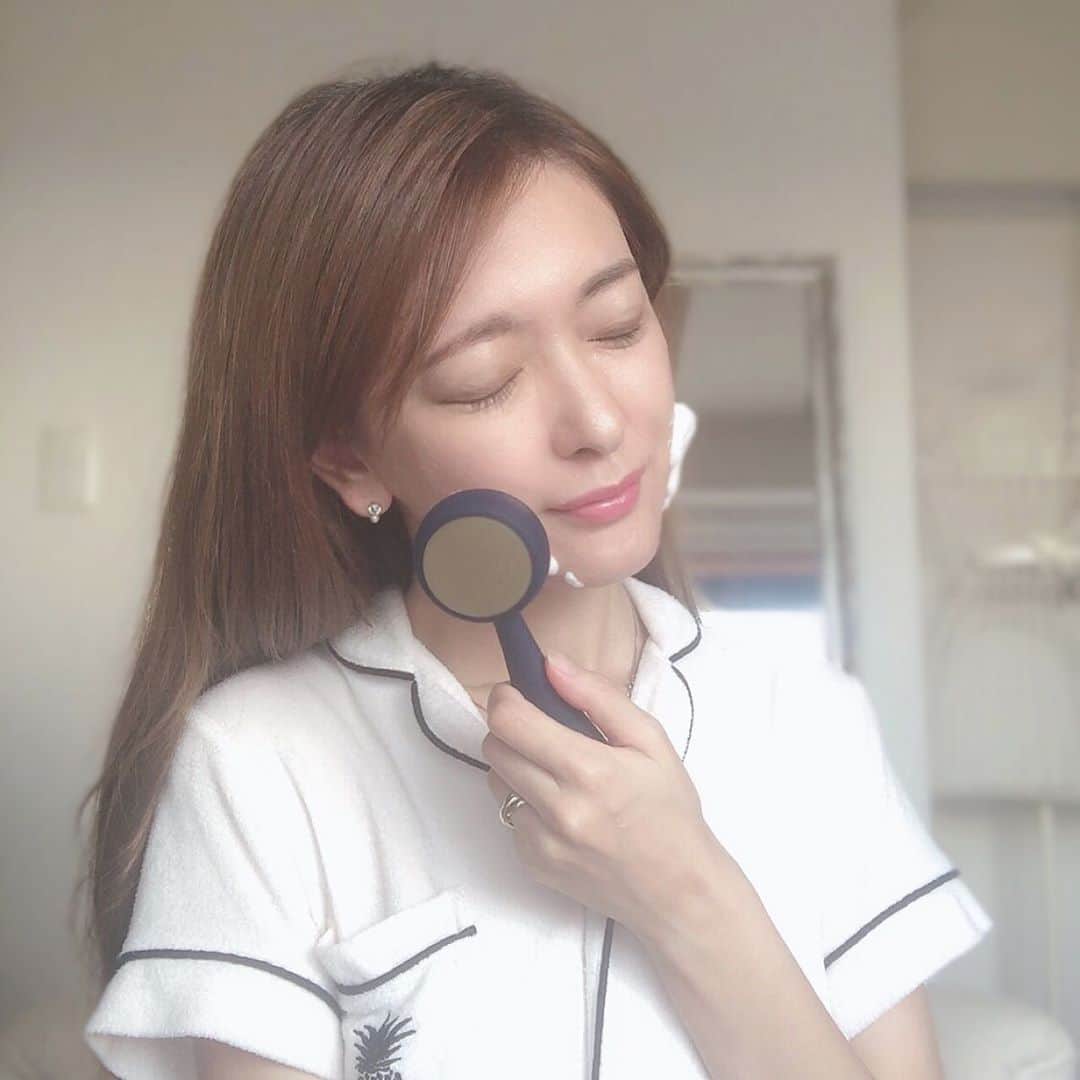 菊池かなこのインスタグラム：「. @yaman.official のPMD Clean Pro で洗顔してみた☁️✨ . これは本当に感動❣️ . 振動しながら毛穴の汚れを 奥からしっかりと落としてくれる洗顔ブラシです☺︎ . メイクを落とした後に、 石鹸の泡を肌に乗せてこのブラシで洗顔。 . 使った後は、肌がワントーン明るくなった感じ!! . ブラシと反対側は、音波リフトモード。 42℃の温度で、リフトアップしてくれるよ☺︎ . 時間のある時はいつも使ってスキンケアしてます🤍 本当に手放せない一品🤍 . . ୨୧┈┈┈┈┈┈┈┈┈┈┈┈┈┈┈┈┈୨୧ #ヤーマンプロ#PMD#PMDCLEAN#毛穴ケア #洗顔ブラシ#yaman#ヤーマン#洗顔#洗顔フォーム #美肌#美肌ケア#美肌になりたい」