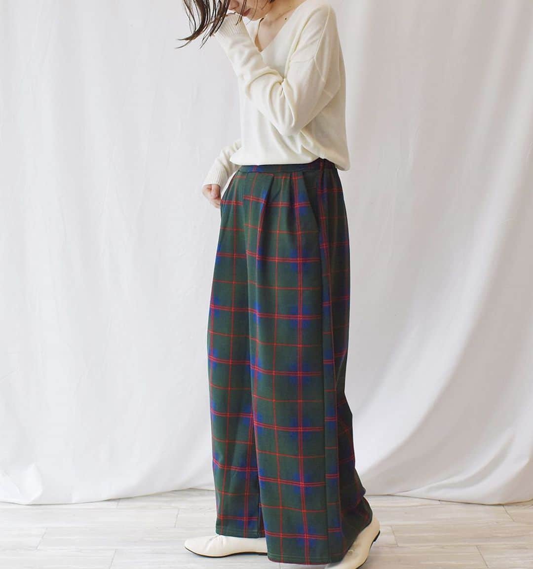 Rananさんのインスタグラム写真 - (RananInstagram)「.﻿ スタッフ（身長155cm）着用Mサイズ ﻿ ﻿  定番人気のパンツコーデ。  ボリュームがあるので、薄手の秋物トップスとよく合います。  ウエストゴム＆ポケット付きで 穿きやすい！使いやすい！  #ranan#Ranan #rananstyle#ラナン#30代ファッション #40代ファッション#アラフォーコーデ #アラサーコーデ #アラフォーファッション #アラサーファッション #アラサーママ #アラフィフ ファッション#大人コーデ #大人カジュアル#zozo#トレンド#trend#コーデ#トレンドコーデ #fashion #プチプラ#155cmコーデ #instafashion#instagood#outfit #ranan_official #ワイドパンツ#チェック柄パンツ#Vネックニット」8月26日 20時11分 - ranan_official