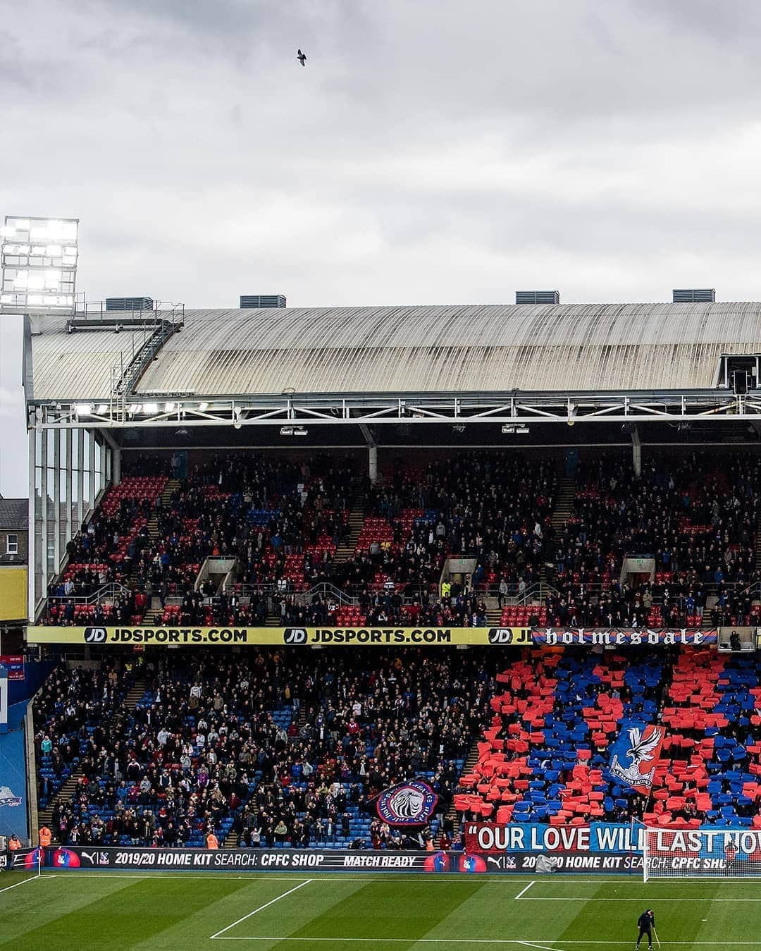 クリスタル・パレスFCさんのインスタグラム写真 - (クリスタル・パレスFCInstagram)「❤️💙 The Holmesdale Road stand was opened 25 years ago today! ⁣ ⁣ #CPFC #PremierLeague #PL」8月26日 20時12分 - cpfc