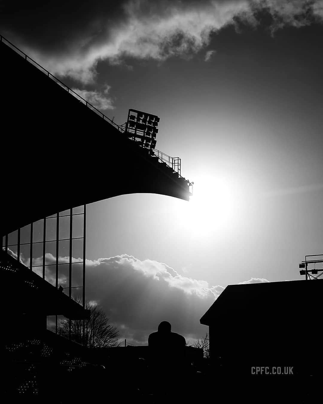 クリスタル・パレスFCさんのインスタグラム写真 - (クリスタル・パレスFCInstagram)「❤️💙 The Holmesdale Road stand was opened 25 years ago today! ⁣ ⁣ #CPFC #PremierLeague #PL」8月26日 20時12分 - cpfc