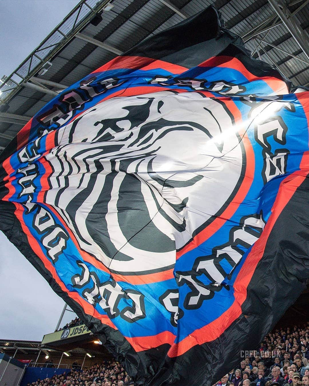 クリスタル・パレスFCさんのインスタグラム写真 - (クリスタル・パレスFCInstagram)「❤️💙 The Holmesdale Road stand was opened 25 years ago today! ⁣ ⁣ #CPFC #PremierLeague #PL」8月26日 20時12分 - cpfc