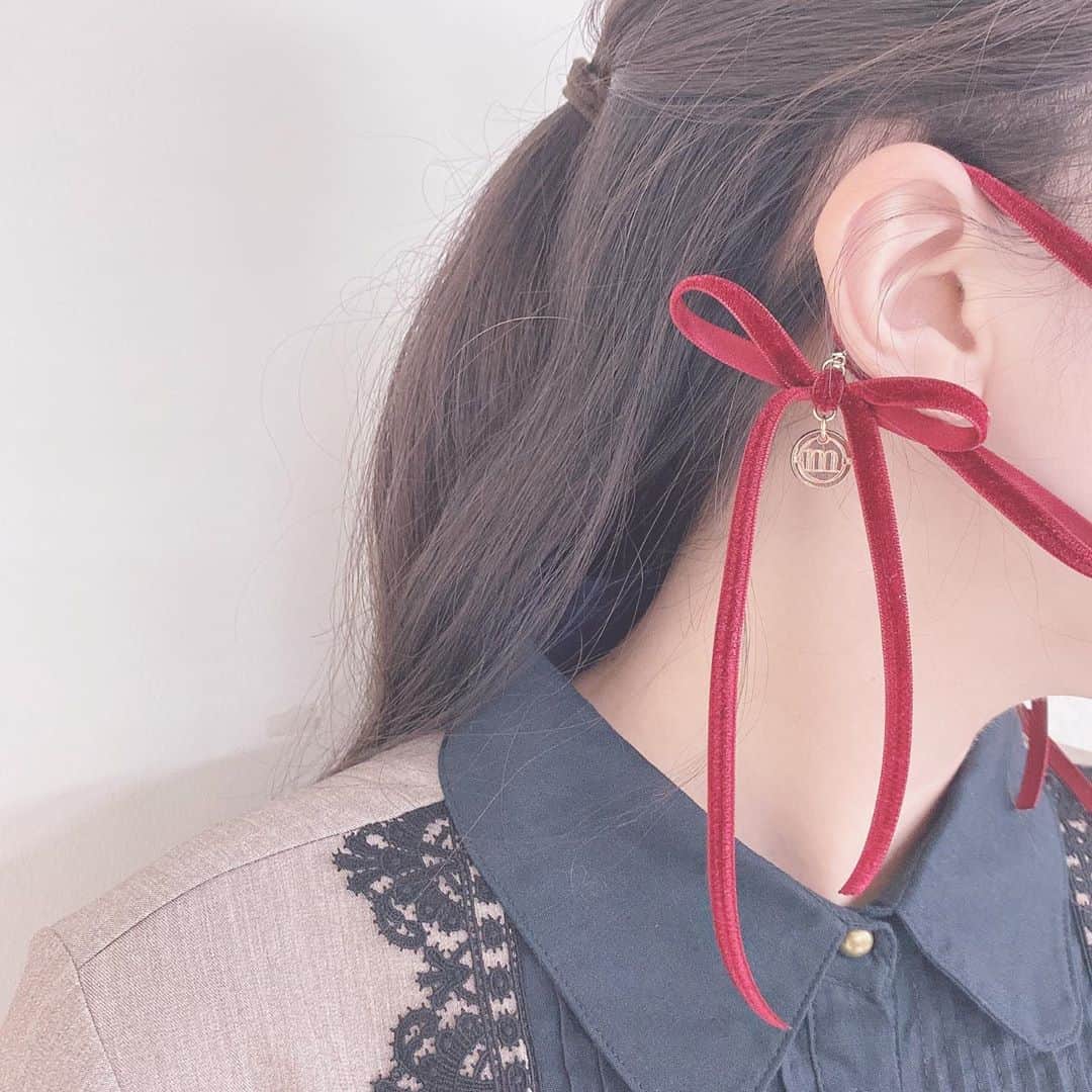mayla classicさんのインスタグラム写真 - (mayla classicInstagram)「【この投稿をご覧の皆さまへ】﻿ 今日も一日お疲れ様です！mayla classic 池上です❣️﻿ 今回の投稿が気に入ったら、是非！コレクションに保存かストーリーズでシェアをして﻿ 皆さんの感想を聞かせて下さい💌﻿ ﻿ 本日はマイラクラシック企画室です。﻿ 皆さんのご協力、どうぞよろしくお願いいたします🙇‍♂️﻿ ﻿ ご意見も、コメントにてお聞かせいただければ非常にありがたいです。﻿ この後、ストーリーズで投票も行わせていただきますので、そちらの方もどうぞよろしくお願いします✨﻿ ﻿ 毎日マスクをつけないといけない状況で﻿ きっと、思うようにオシャレを楽しめていない女性たちも多いと思います😢﻿ ﻿ そんな女性が少しでも明るい気持ちで﻿ ”可愛い自分”を取り戻していってもらえたら･･･﻿ そんな事を、いつも考えています✨﻿ ﻿ 企画室からこの秋﻿ ドレスを着ていても様になる﻿ 『ドレスマスク』 の試作品が届きました！﻿ ドレスマスクというだけで、何だか私は気分が高まります🥰﻿ ﻿ こちらのマスクの素敵ポイントを﻿ 簡単にご説明させていただきます🙋‍♂️﻿ ﻿ 1️⃣ヴェルヴェット素材なので﻿ ドレスを着ていても様になる﻿ ﻿ せっかくのオシャレをしたワンピースやドレスに不織布のマスクだと、少し残念な気持ちになってしまいます。﻿ でも、このマスクですとファッションの一部になります✨﻿ このマスクを一言で表現すると﻿ 私は『色っぽいマスク』と呼びます❤️﻿ 色っぽいんです。女性っぽいんですよね！﻿ それが嬉しいんです🥰﻿ ﻿ ﻿ 2️⃣イヤオブジェが一体になったような新構造﻿ ﻿ 『マスクリーフ＝マスク＋ヘアオブジェ』﻿ 『ドレスマスク＝マスク＋イヤオブジェ』﻿ ﻿ そうなのです✨﻿ 今回は、イヤオブジェとマスクが一体になったような新構造を開発いたしました。﻿ マスクをつけているのに、アクセサリーをつけているように感じていただけます。﻿ 毎日、楽にオシャレを楽しんでいただけます﻿ ﻿ 個人的に、デザイナーから試作品が届いた時﻿ 私は「欲しいっ」と思いました﻿ 皆さんは、いかがですかー？﻿ ﻿ ”ファッションには気持ちをポジティブに変換するエネルギーがある！”﻿ と信じ、新型コロナウイルスとの“長期戦”﻿ この試練を皆さまと、一緒に乗り越えてまいりたいと思っております。﻿ ﻿ 【特別イベント開催中】﻿ 新作”プリンセスコレクション クロワ・ヘアオブジェ マスクリーフ” ノベルティイベント🎀﻿ ﻿ ＼数量限定／﻿ 23,000円以上ご購入いただいたお客様に﻿ 先着順でプレゼントさせていただいております🎁﻿ ﻿ クーポンコードは﻿ ストーリーに記載しておりますので﻿ 是非❣️ご覧下さいね。 ﻿ ﻿ #オシャレマスク#オシャレマスクコーデ　#オシャレマスクプロジェクト  #ドレスマスク　#マスクオシャレ﻿ #マスクリーフ #マスクストラップ #マスク留め ﻿ #マスク美人 #マスクチャーム﻿ #マイラクラシック﻿ #祈りを込めて﻿ #体温が2度あがる #maylaclassic﻿ #mayla_classic ﻿ #コロナウイルスが早く終息しますように﻿ #コロナに負けるな﻿ #マイラクラシック #maylaclassic #体温が2度あがる﻿ #covid19」8月26日 20時12分 - maylaclassic_x