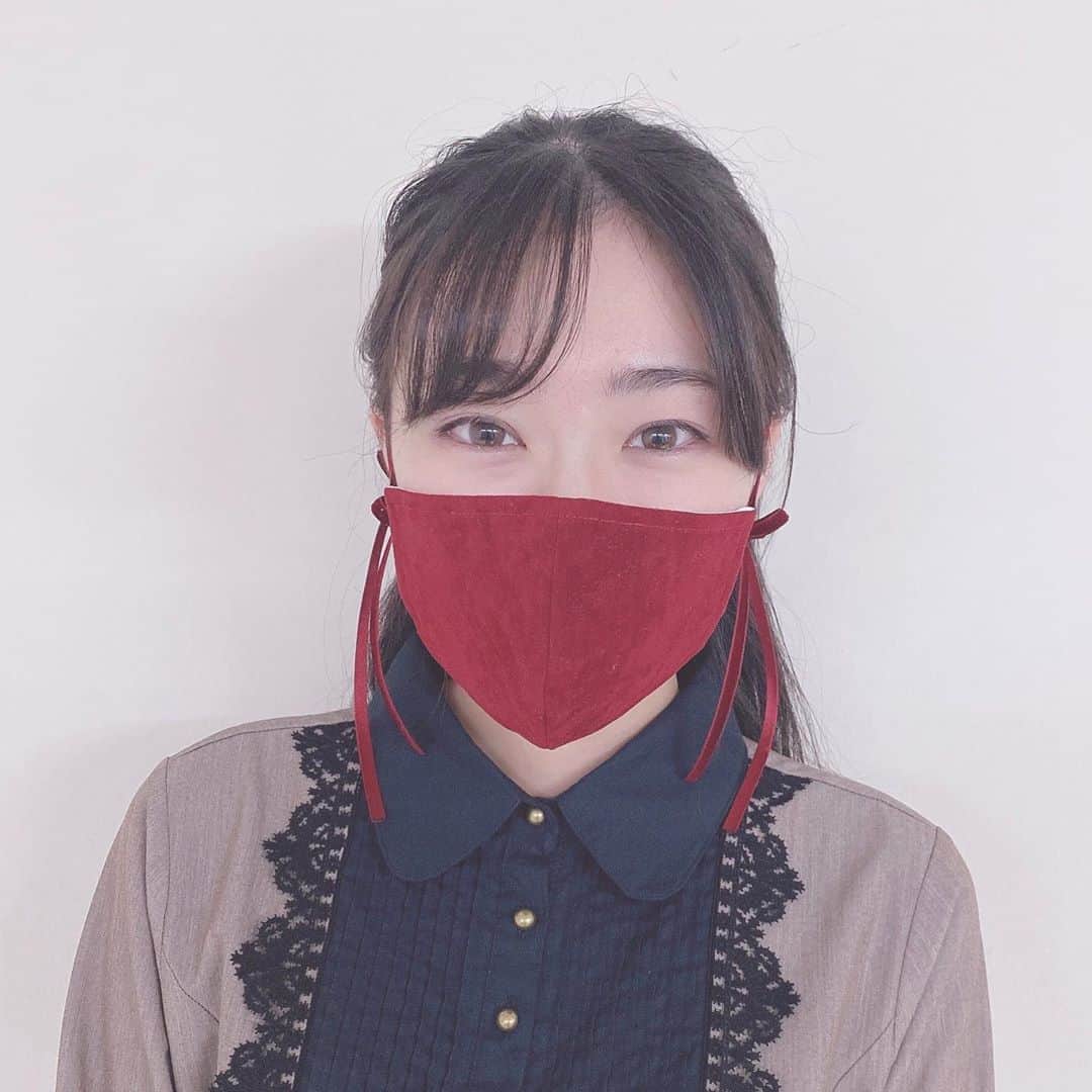 mayla classicさんのインスタグラム写真 - (mayla classicInstagram)「【この投稿をご覧の皆さまへ】﻿ 今日も一日お疲れ様です！mayla classic 池上です❣️﻿ 今回の投稿が気に入ったら、是非！コレクションに保存かストーリーズでシェアをして﻿ 皆さんの感想を聞かせて下さい💌﻿ ﻿ 本日はマイラクラシック企画室です。﻿ 皆さんのご協力、どうぞよろしくお願いいたします🙇‍♂️﻿ ﻿ ご意見も、コメントにてお聞かせいただければ非常にありがたいです。﻿ この後、ストーリーズで投票も行わせていただきますので、そちらの方もどうぞよろしくお願いします✨﻿ ﻿ 毎日マスクをつけないといけない状況で﻿ きっと、思うようにオシャレを楽しめていない女性たちも多いと思います😢﻿ ﻿ そんな女性が少しでも明るい気持ちで﻿ ”可愛い自分”を取り戻していってもらえたら･･･﻿ そんな事を、いつも考えています✨﻿ ﻿ 企画室からこの秋﻿ ドレスを着ていても様になる﻿ 『ドレスマスク』 の試作品が届きました！﻿ ドレスマスクというだけで、何だか私は気分が高まります🥰﻿ ﻿ こちらのマスクの素敵ポイントを﻿ 簡単にご説明させていただきます🙋‍♂️﻿ ﻿ 1️⃣ヴェルヴェット素材なので﻿ ドレスを着ていても様になる﻿ ﻿ せっかくのオシャレをしたワンピースやドレスに不織布のマスクだと、少し残念な気持ちになってしまいます。﻿ でも、このマスクですとファッションの一部になります✨﻿ このマスクを一言で表現すると﻿ 私は『色っぽいマスク』と呼びます❤️﻿ 色っぽいんです。女性っぽいんですよね！﻿ それが嬉しいんです🥰﻿ ﻿ ﻿ 2️⃣イヤオブジェが一体になったような新構造﻿ ﻿ 『マスクリーフ＝マスク＋ヘアオブジェ』﻿ 『ドレスマスク＝マスク＋イヤオブジェ』﻿ ﻿ そうなのです✨﻿ 今回は、イヤオブジェとマスクが一体になったような新構造を開発いたしました。﻿ マスクをつけているのに、アクセサリーをつけているように感じていただけます。﻿ 毎日、楽にオシャレを楽しんでいただけます﻿ ﻿ 個人的に、デザイナーから試作品が届いた時﻿ 私は「欲しいっ」と思いました﻿ 皆さんは、いかがですかー？﻿ ﻿ ”ファッションには気持ちをポジティブに変換するエネルギーがある！”﻿ と信じ、新型コロナウイルスとの“長期戦”﻿ この試練を皆さまと、一緒に乗り越えてまいりたいと思っております。﻿ ﻿ 【特別イベント開催中】﻿ 新作”プリンセスコレクション クロワ・ヘアオブジェ マスクリーフ” ノベルティイベント🎀﻿ ﻿ ＼数量限定／﻿ 23,000円以上ご購入いただいたお客様に﻿ 先着順でプレゼントさせていただいております🎁﻿ ﻿ クーポンコードは﻿ ストーリーに記載しておりますので﻿ 是非❣️ご覧下さいね。 ﻿ ﻿ #オシャレマスク#オシャレマスクコーデ　#オシャレマスクプロジェクト  #ドレスマスク　#マスクオシャレ﻿ #マスクリーフ #マスクストラップ #マスク留め ﻿ #マスク美人 #マスクチャーム﻿ #マイラクラシック﻿ #祈りを込めて﻿ #体温が2度あがる #maylaclassic﻿ #mayla_classic ﻿ #コロナウイルスが早く終息しますように﻿ #コロナに負けるな﻿ #マイラクラシック #maylaclassic #体温が2度あがる﻿ #covid19」8月26日 20時12分 - maylaclassic_x