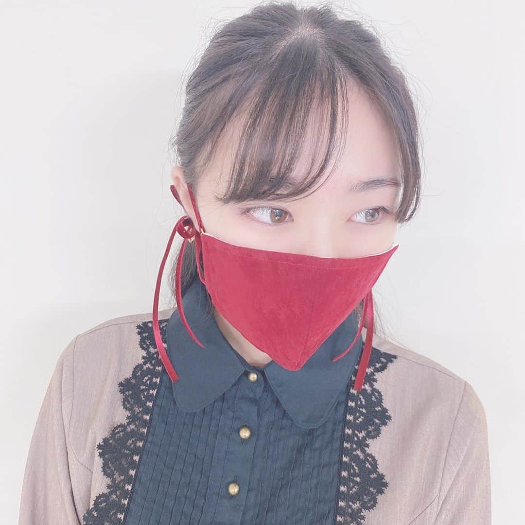 mayla classicさんのインスタグラム写真 - (mayla classicInstagram)「【この投稿をご覧の皆さまへ】﻿ 今日も一日お疲れ様です！mayla classic 池上です❣️﻿ 今回の投稿が気に入ったら、是非！コレクションに保存かストーリーズでシェアをして﻿ 皆さんの感想を聞かせて下さい💌﻿ ﻿ 本日はマイラクラシック企画室です。﻿ 皆さんのご協力、どうぞよろしくお願いいたします🙇‍♂️﻿ ﻿ ご意見も、コメントにてお聞かせいただければ非常にありがたいです。﻿ この後、ストーリーズで投票も行わせていただきますので、そちらの方もどうぞよろしくお願いします✨﻿ ﻿ 毎日マスクをつけないといけない状況で﻿ きっと、思うようにオシャレを楽しめていない女性たちも多いと思います😢﻿ ﻿ そんな女性が少しでも明るい気持ちで﻿ ”可愛い自分”を取り戻していってもらえたら･･･﻿ そんな事を、いつも考えています✨﻿ ﻿ 企画室からこの秋﻿ ドレスを着ていても様になる﻿ 『ドレスマスク』 の試作品が届きました！﻿ ドレスマスクというだけで、何だか私は気分が高まります🥰﻿ ﻿ こちらのマスクの素敵ポイントを﻿ 簡単にご説明させていただきます🙋‍♂️﻿ ﻿ 1️⃣ヴェルヴェット素材なので﻿ ドレスを着ていても様になる﻿ ﻿ せっかくのオシャレをしたワンピースやドレスに不織布のマスクだと、少し残念な気持ちになってしまいます。﻿ でも、このマスクですとファッションの一部になります✨﻿ このマスクを一言で表現すると﻿ 私は『色っぽいマスク』と呼びます❤️﻿ 色っぽいんです。女性っぽいんですよね！﻿ それが嬉しいんです🥰﻿ ﻿ ﻿ 2️⃣イヤオブジェが一体になったような新構造﻿ ﻿ 『マスクリーフ＝マスク＋ヘアオブジェ』﻿ 『ドレスマスク＝マスク＋イヤオブジェ』﻿ ﻿ そうなのです✨﻿ 今回は、イヤオブジェとマスクが一体になったような新構造を開発いたしました。﻿ マスクをつけているのに、アクセサリーをつけているように感じていただけます。﻿ 毎日、楽にオシャレを楽しんでいただけます﻿ ﻿ 個人的に、デザイナーから試作品が届いた時﻿ 私は「欲しいっ」と思いました﻿ 皆さんは、いかがですかー？﻿ ﻿ ”ファッションには気持ちをポジティブに変換するエネルギーがある！”﻿ と信じ、新型コロナウイルスとの“長期戦”﻿ この試練を皆さまと、一緒に乗り越えてまいりたいと思っております。﻿ ﻿ 【特別イベント開催中】﻿ 新作”プリンセスコレクション クロワ・ヘアオブジェ マスクリーフ” ノベルティイベント🎀﻿ ﻿ ＼数量限定／﻿ 23,000円以上ご購入いただいたお客様に﻿ 先着順でプレゼントさせていただいております🎁﻿ ﻿ クーポンコードは﻿ ストーリーに記載しておりますので﻿ 是非❣️ご覧下さいね。 ﻿ ﻿ #オシャレマスク#オシャレマスクコーデ　#オシャレマスクプロジェクト  #ドレスマスク　#マスクオシャレ﻿ #マスクリーフ #マスクストラップ #マスク留め ﻿ #マスク美人 #マスクチャーム﻿ #マイラクラシック﻿ #祈りを込めて﻿ #体温が2度あがる #maylaclassic﻿ #mayla_classic ﻿ #コロナウイルスが早く終息しますように﻿ #コロナに負けるな﻿ #マイラクラシック #maylaclassic #体温が2度あがる﻿ #covid19」8月26日 20時12分 - maylaclassic_x