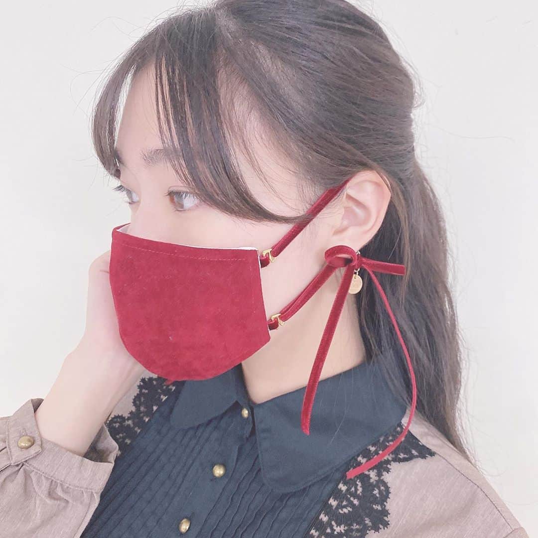 mayla classicさんのインスタグラム写真 - (mayla classicInstagram)「【この投稿をご覧の皆さまへ】﻿ 今日も一日お疲れ様です！mayla classic 池上です❣️﻿ 今回の投稿が気に入ったら、是非！コレクションに保存かストーリーズでシェアをして﻿ 皆さんの感想を聞かせて下さい💌﻿ ﻿ 本日はマイラクラシック企画室です。﻿ 皆さんのご協力、どうぞよろしくお願いいたします🙇‍♂️﻿ ﻿ ご意見も、コメントにてお聞かせいただければ非常にありがたいです。﻿ この後、ストーリーズで投票も行わせていただきますので、そちらの方もどうぞよろしくお願いします✨﻿ ﻿ 毎日マスクをつけないといけない状況で﻿ きっと、思うようにオシャレを楽しめていない女性たちも多いと思います😢﻿ ﻿ そんな女性が少しでも明るい気持ちで﻿ ”可愛い自分”を取り戻していってもらえたら･･･﻿ そんな事を、いつも考えています✨﻿ ﻿ 企画室からこの秋﻿ ドレスを着ていても様になる﻿ 『ドレスマスク』 の試作品が届きました！﻿ ドレスマスクというだけで、何だか私は気分が高まります🥰﻿ ﻿ こちらのマスクの素敵ポイントを﻿ 簡単にご説明させていただきます🙋‍♂️﻿ ﻿ 1️⃣ヴェルヴェット素材なので﻿ ドレスを着ていても様になる﻿ ﻿ せっかくのオシャレをしたワンピースやドレスに不織布のマスクだと、少し残念な気持ちになってしまいます。﻿ でも、このマスクですとファッションの一部になります✨﻿ このマスクを一言で表現すると﻿ 私は『色っぽいマスク』と呼びます❤️﻿ 色っぽいんです。女性っぽいんですよね！﻿ それが嬉しいんです🥰﻿ ﻿ ﻿ 2️⃣イヤオブジェが一体になったような新構造﻿ ﻿ 『マスクリーフ＝マスク＋ヘアオブジェ』﻿ 『ドレスマスク＝マスク＋イヤオブジェ』﻿ ﻿ そうなのです✨﻿ 今回は、イヤオブジェとマスクが一体になったような新構造を開発いたしました。﻿ マスクをつけているのに、アクセサリーをつけているように感じていただけます。﻿ 毎日、楽にオシャレを楽しんでいただけます﻿ ﻿ 個人的に、デザイナーから試作品が届いた時﻿ 私は「欲しいっ」と思いました﻿ 皆さんは、いかがですかー？﻿ ﻿ ”ファッションには気持ちをポジティブに変換するエネルギーがある！”﻿ と信じ、新型コロナウイルスとの“長期戦”﻿ この試練を皆さまと、一緒に乗り越えてまいりたいと思っております。﻿ ﻿ 【特別イベント開催中】﻿ 新作”プリンセスコレクション クロワ・ヘアオブジェ マスクリーフ” ノベルティイベント🎀﻿ ﻿ ＼数量限定／﻿ 23,000円以上ご購入いただいたお客様に﻿ 先着順でプレゼントさせていただいております🎁﻿ ﻿ クーポンコードは﻿ ストーリーに記載しておりますので﻿ 是非❣️ご覧下さいね。 ﻿ ﻿ #オシャレマスク#オシャレマスクコーデ　#オシャレマスクプロジェクト  #ドレスマスク　#マスクオシャレ﻿ #マスクリーフ #マスクストラップ #マスク留め ﻿ #マスク美人 #マスクチャーム﻿ #マイラクラシック﻿ #祈りを込めて﻿ #体温が2度あがる #maylaclassic﻿ #mayla_classic ﻿ #コロナウイルスが早く終息しますように﻿ #コロナに負けるな﻿ #マイラクラシック #maylaclassic #体温が2度あがる﻿ #covid19」8月26日 20時12分 - maylaclassic_x