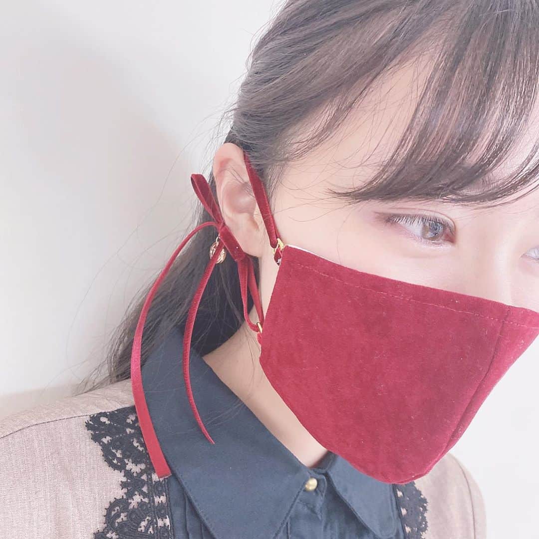 mayla classicさんのインスタグラム写真 - (mayla classicInstagram)「【この投稿をご覧の皆さまへ】﻿ 今日も一日お疲れ様です！mayla classic 池上です❣️﻿ 今回の投稿が気に入ったら、是非！コレクションに保存かストーリーズでシェアをして﻿ 皆さんの感想を聞かせて下さい💌﻿ ﻿ 本日はマイラクラシック企画室です。﻿ 皆さんのご協力、どうぞよろしくお願いいたします🙇‍♂️﻿ ﻿ ご意見も、コメントにてお聞かせいただければ非常にありがたいです。﻿ この後、ストーリーズで投票も行わせていただきますので、そちらの方もどうぞよろしくお願いします✨﻿ ﻿ 毎日マスクをつけないといけない状況で﻿ きっと、思うようにオシャレを楽しめていない女性たちも多いと思います😢﻿ ﻿ そんな女性が少しでも明るい気持ちで﻿ ”可愛い自分”を取り戻していってもらえたら･･･﻿ そんな事を、いつも考えています✨﻿ ﻿ 企画室からこの秋﻿ ドレスを着ていても様になる﻿ 『ドレスマスク』 の試作品が届きました！﻿ ドレスマスクというだけで、何だか私は気分が高まります🥰﻿ ﻿ こちらのマスクの素敵ポイントを﻿ 簡単にご説明させていただきます🙋‍♂️﻿ ﻿ 1️⃣ヴェルヴェット素材なので﻿ ドレスを着ていても様になる﻿ ﻿ せっかくのオシャレをしたワンピースやドレスに不織布のマスクだと、少し残念な気持ちになってしまいます。﻿ でも、このマスクですとファッションの一部になります✨﻿ このマスクを一言で表現すると﻿ 私は『色っぽいマスク』と呼びます❤️﻿ 色っぽいんです。女性っぽいんですよね！﻿ それが嬉しいんです🥰﻿ ﻿ ﻿ 2️⃣イヤオブジェが一体になったような新構造﻿ ﻿ 『マスクリーフ＝マスク＋ヘアオブジェ』﻿ 『ドレスマスク＝マスク＋イヤオブジェ』﻿ ﻿ そうなのです✨﻿ 今回は、イヤオブジェとマスクが一体になったような新構造を開発いたしました。﻿ マスクをつけているのに、アクセサリーをつけているように感じていただけます。﻿ 毎日、楽にオシャレを楽しんでいただけます﻿ ﻿ 個人的に、デザイナーから試作品が届いた時﻿ 私は「欲しいっ」と思いました﻿ 皆さんは、いかがですかー？﻿ ﻿ ”ファッションには気持ちをポジティブに変換するエネルギーがある！”﻿ と信じ、新型コロナウイルスとの“長期戦”﻿ この試練を皆さまと、一緒に乗り越えてまいりたいと思っております。﻿ ﻿ 【特別イベント開催中】﻿ 新作”プリンセスコレクション クロワ・ヘアオブジェ マスクリーフ” ノベルティイベント🎀﻿ ﻿ ＼数量限定／﻿ 23,000円以上ご購入いただいたお客様に﻿ 先着順でプレゼントさせていただいております🎁﻿ ﻿ クーポンコードは﻿ ストーリーに記載しておりますので﻿ 是非❣️ご覧下さいね。 ﻿ ﻿ #オシャレマスク#オシャレマスクコーデ　#オシャレマスクプロジェクト  #ドレスマスク　#マスクオシャレ﻿ #マスクリーフ #マスクストラップ #マスク留め ﻿ #マスク美人 #マスクチャーム﻿ #マイラクラシック﻿ #祈りを込めて﻿ #体温が2度あがる #maylaclassic﻿ #mayla_classic ﻿ #コロナウイルスが早く終息しますように﻿ #コロナに負けるな﻿ #マイラクラシック #maylaclassic #体温が2度あがる﻿ #covid19」8月26日 20時12分 - maylaclassic_x
