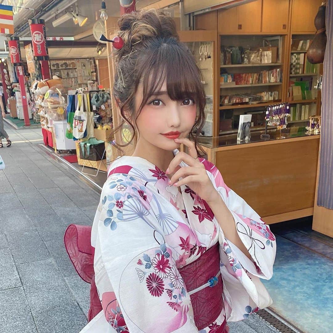 遠藤 玲奈 /endo renaのインスタグラム：「王道浴衣はやっぱり可愛い🐇🍒 涼しそうだよね🌻🎐 動画は電池10%だったらしくコマ送りみたいになっちゃった😢 . ストーリーで言ってたチョコチップクッキーのこと、皆売ってるよって情報たくさんくれてありがとう😂すき🍪 . #浴衣 #ヘアアレンジ #浴衣ヘア #着物ヘア #浴衣女子 #浅草さわだ屋 #編み込みヘア #和装 #和服 #着物ヘア #浴衣コーデ #着物コーデ #サロンモデル 浴衣レンタル #インナーカラー #アッシュ #グレージュ」
