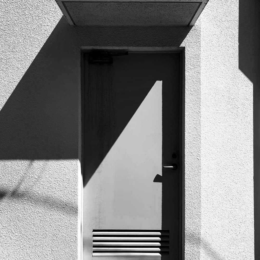 naotakeのインスタグラム：「ドア - A door / iPhone XR & Snapseed, 20200827 . . でん六豆は食べ始めたら止まらない。 . . #spicollective #royalsnappingartists #infamous_family #rsa_main #infinity_photo_cult #2_fineart #jp_gallery_member #jp_gallery_bnw #trb_bnw #wp_bnw  #bnw_life #bnwlife_member #bnw_life_shots #bnw_captures #world_bnw #top_bnw #team_jp_ #team_jp_モノクロ #ig_energy_bw #ig_nihon #streetphotographybnw #igersjp #blackandwhite #bnw #bnwphoto #monochrome #bw #bnwphotography #ShotOniPhone #shotoniphoneXR」