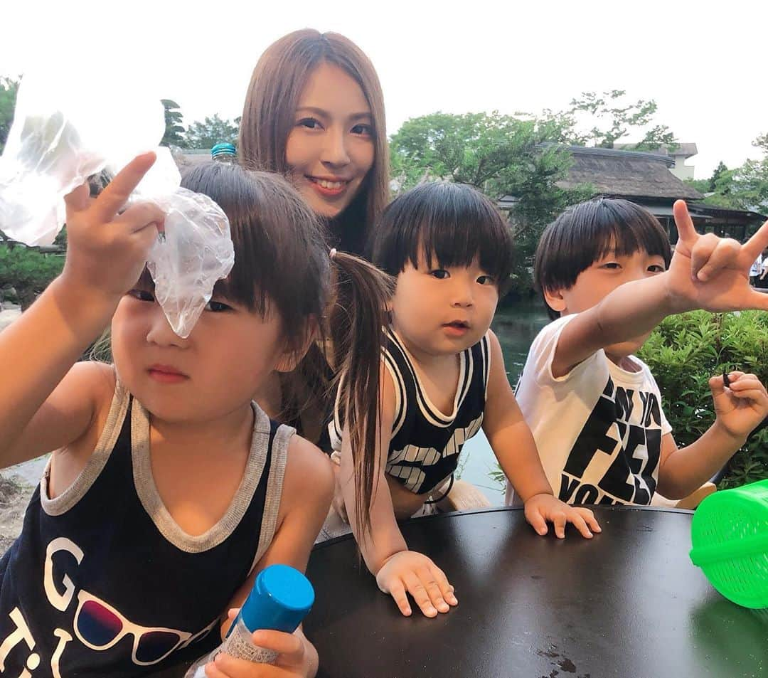 菊地あやかさんのインスタグラム写真 - (菊地あやかInstagram)「. ビッグベビー含め子宝👨‍👩‍👧‍👦👶🏻🤍 #家族の休日 #5人家族 #3人兄弟 #思い出 #富士山サイダーときゅうりのコラボ。笑」8月26日 20時20分 - ayaka_official06