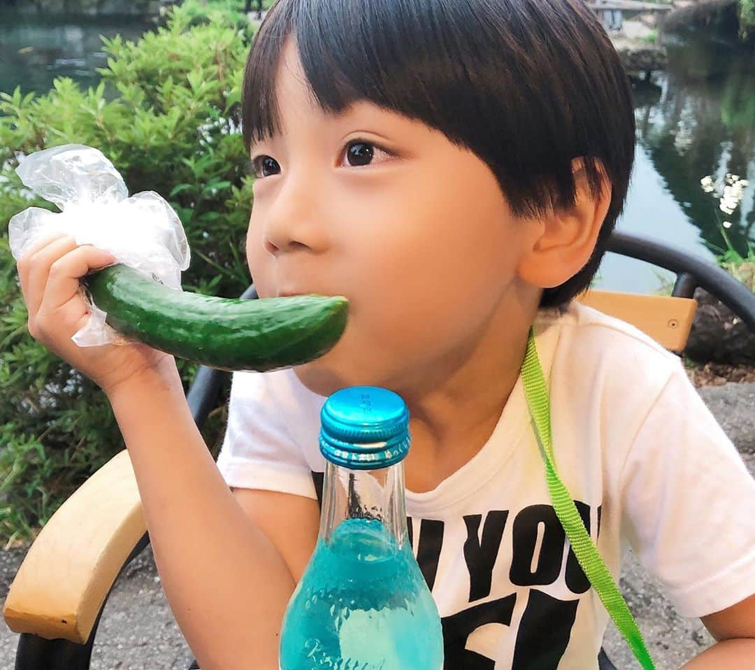 菊地あやかさんのインスタグラム写真 - (菊地あやかInstagram)「. ビッグベビー含め子宝👨‍👩‍👧‍👦👶🏻🤍 #家族の休日 #5人家族 #3人兄弟 #思い出 #富士山サイダーときゅうりのコラボ。笑」8月26日 20時20分 - ayaka_official06