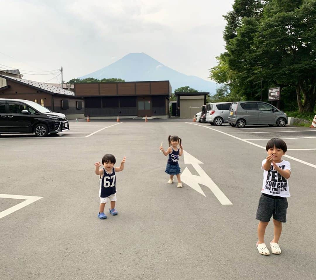 菊地あやかさんのインスタグラム写真 - (菊地あやかInstagram)「. ビッグベビー含め子宝👨‍👩‍👧‍👦👶🏻🤍 #家族の休日 #5人家族 #3人兄弟 #思い出 #富士山サイダーときゅうりのコラボ。笑」8月26日 20時20分 - ayaka_official06