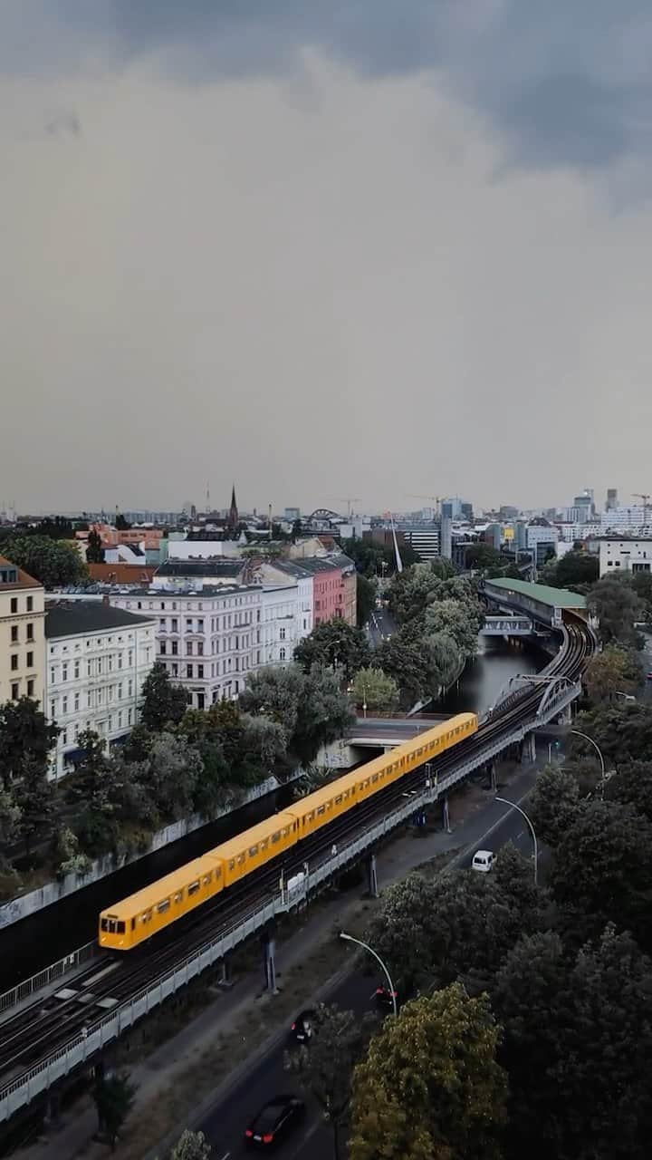 Thomas Kakarekoのインスタグラム：「Never tired of this view #berlin #ubahn #photography #citykillerz #voyaged #visit」