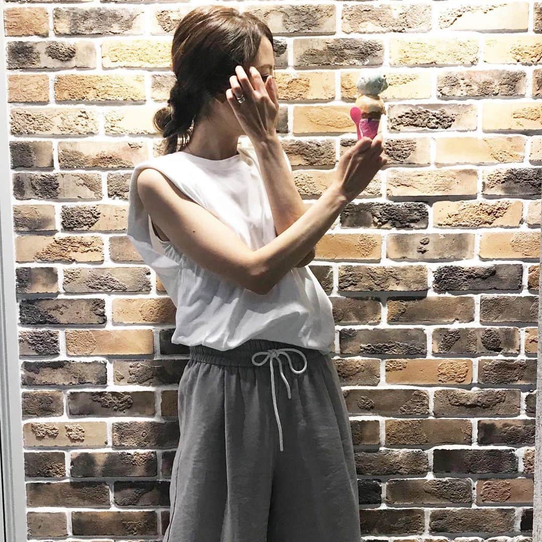 asuka0119のインスタグラム：「2020.8.26  今日は#fns歌謡祭  今から楽しみ♥️  #zara購入品  の #ショルダーパッドtシャツ  に、 #ドローストリング入りオーバーサイズパンツ  両方めっちゃお気に入り✿...*ﾟ  2枚目の二の腕 なかなか筋肉ついてる気がする💪💪🏻💪🏼💪🏽💪🏾💪🏿  誰か 筋トレ伝授して欲しい😂  #zara #ザラ#ザラジョ #ワイドパンツ#高身長女子 #高身長コーデ #プチプラコーデ #プチプラ高見えコーデ  #サーティワン#筋トレ」