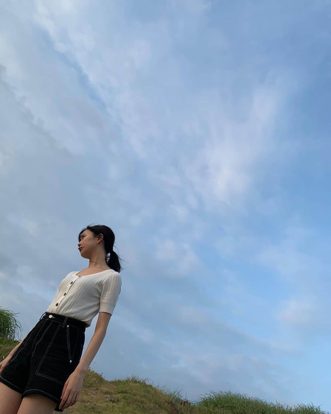 古賀成美さんのインスタグラム写真 - (古賀成美Instagram)「. 雲と風と私。 . . 皆様こんばんわ😌 凄く暑い日が続いていますが、 水分補給を忘れずに 過ごしましょう😌 . . カメラマンの萩原さん( @kazuhagiwara1010 )に作品の撮影をしていただいていた際に私の携帯で写真を撮ってくださいました🙏🏼 撮影の時のみマスクを外してます。」8月26日 20時22分 - narunaru_330