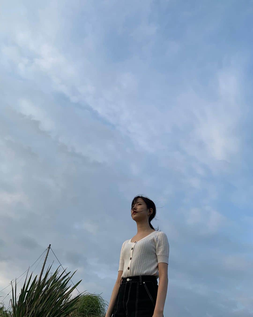 古賀成美さんのインスタグラム写真 - (古賀成美Instagram)「. 雲と風と私。 . . 皆様こんばんわ😌 凄く暑い日が続いていますが、 水分補給を忘れずに 過ごしましょう😌 . . カメラマンの萩原さん( @kazuhagiwara1010 )に作品の撮影をしていただいていた際に私の携帯で写真を撮ってくださいました🙏🏼 撮影の時のみマスクを外してます。」8月26日 20時22分 - narunaru_330