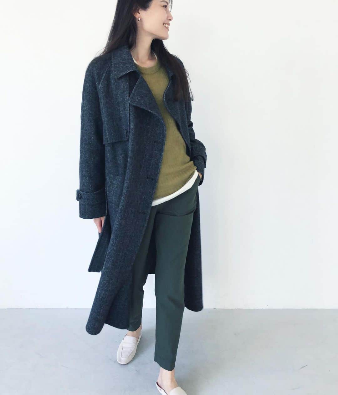 のインスタグラム：「''Autumn Ready'' I can't say I'm a fan of the cooler weather, but I do love Autumn Fashion;) #autumnfashion #autumnready #fashiongram #fashion #nae #tokyo ・ ・ ・  今日はコートの撮影。  最後に撮ってもらったオフショット。  去年はブラウンばっかりだったけど 今年はグレーやブラックが気になる♥︎  ・ ・ ・ @na.e_official  #ナエ #秋冬コーデ  #秋冬ファッション  #コート #撮影」