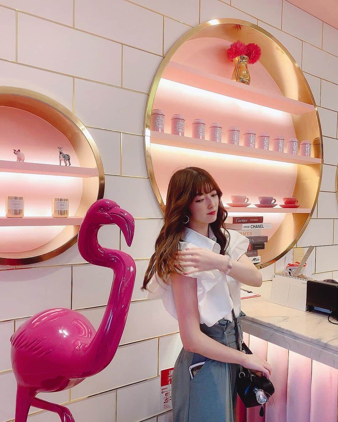 日下部美愛のインスタグラム：「🦩🤍  #表参道カフェ  #photo #japan #model #hair #fashion #fashionblogger #makeup #followme #instagood #camera #instadaily #dailylook #한국 #맞팔 #사진 #데일리 #데일리룩 #패션 #韓国カフェ #salondelouis」