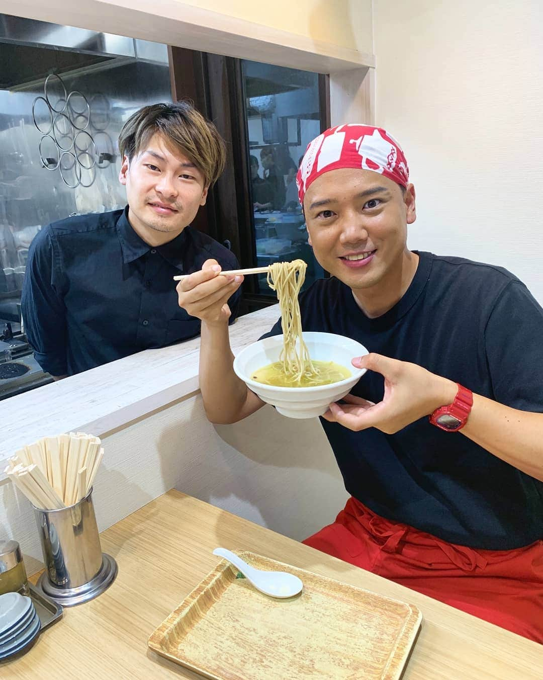 黒崎貴之さんのインスタグラム写真 - (黒崎貴之Instagram)「ㅤㅤㅤㅤㅤㅤㅤㅤㅤㅤㅤㅤㅤ どうもマルコメくんです。﻿ ﻿ 今日は水曜見ナイトご覧頂きありがとうございます😊﻿ 約8ヶ月ぶりの中継！﻿ やっぱり中継は楽しいですね😆✨﻿ ﻿ ミシュランガイドに掲載された﻿ 長岡市の「鶏蕎麦かかし」さん‼️﻿ うまし‼️﻿ スタッフさんみんないい人！﻿ 「黒崎ミシュラン」略して「黒ミシュラン」にも掲載決定ー👌﻿ ﻿ #新潟﻿ #長岡市﻿ #新潟ラーメン﻿ #ラーメン好きと繋がりたい﻿ #menstagram﻿ #水曜見ナイト﻿ #中継﻿ #楽しい﻿ #やっぱり皆さんと話すの好き﻿ #ご馳走さまでした﻿ #黒ミシュラン掲載店舗﻿ #募集中﻿ #メンアナウンサー﻿ #黒崎貴之」8月26日 20時31分 - kurosaki_bsn